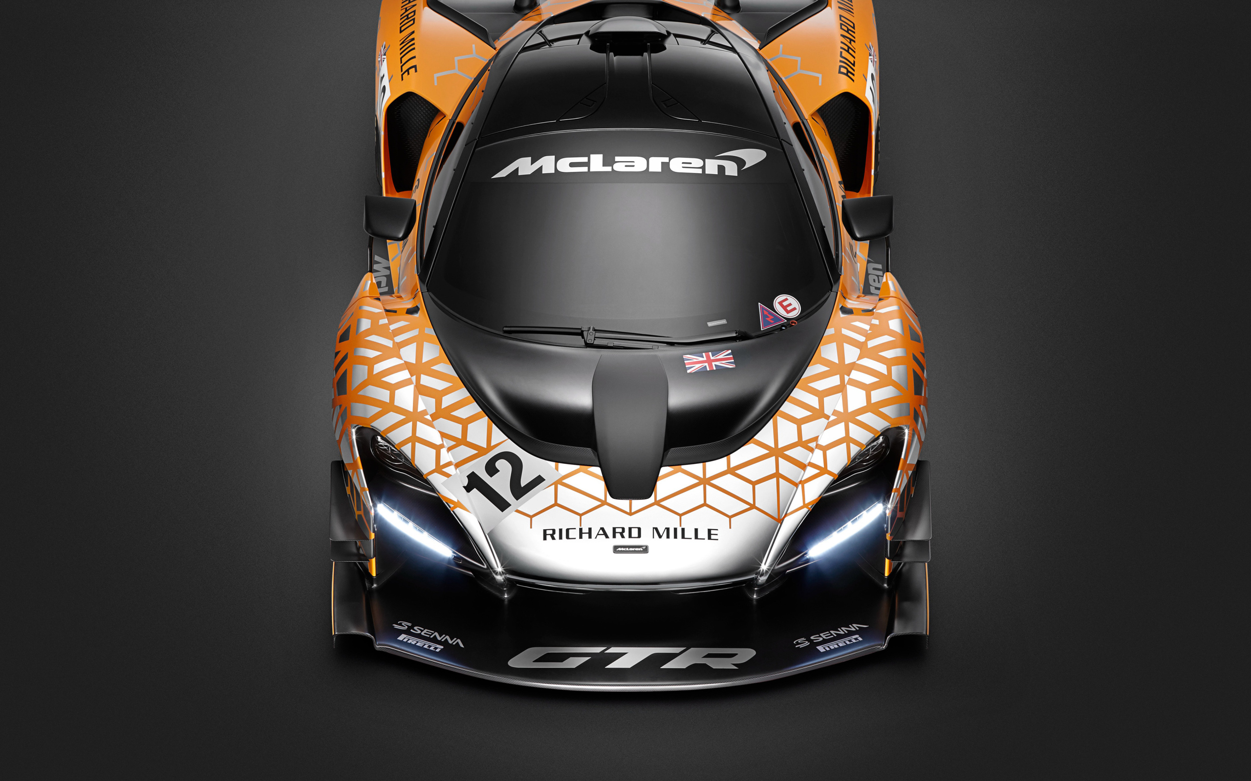 Гоночный автомобиль McLaren Senna GTR, 2018 на сером фоне
