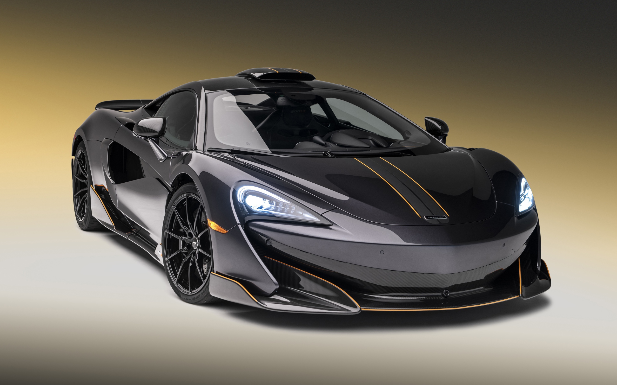 Серебристый спорткар McLaren 600LT, 2019
