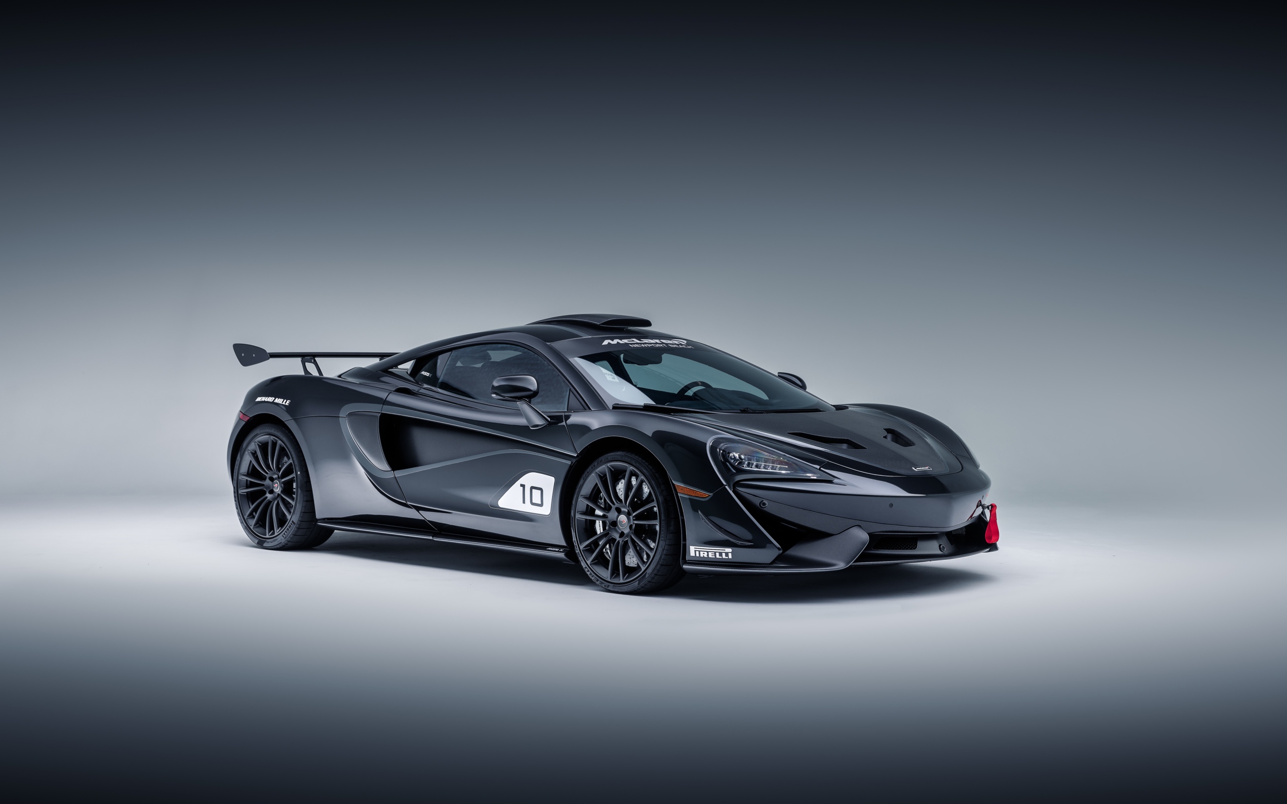 Спортивный автомобиль McLaren 570S MSO X на сером фоне