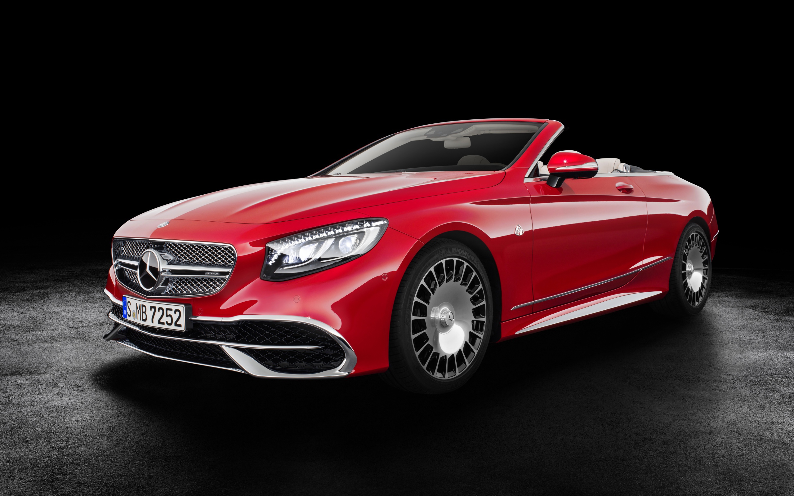 Красный кабриолет Mercedes-Maybach S650