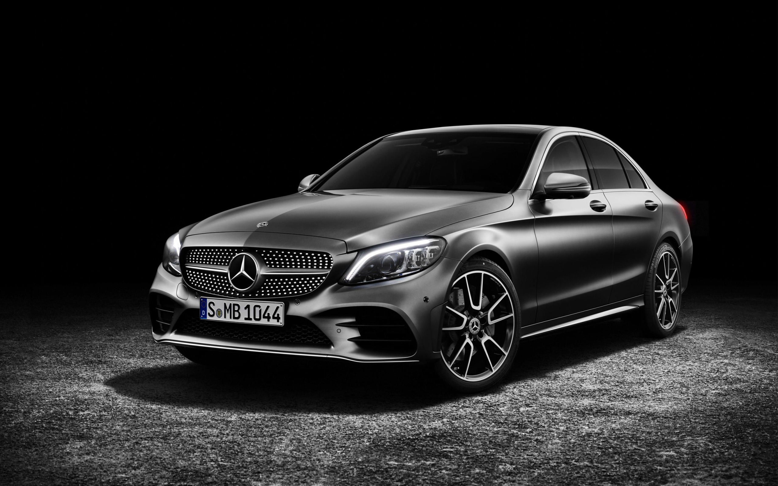 Серебристый автомобиль Mercedes-Benz C-Class 2019 года