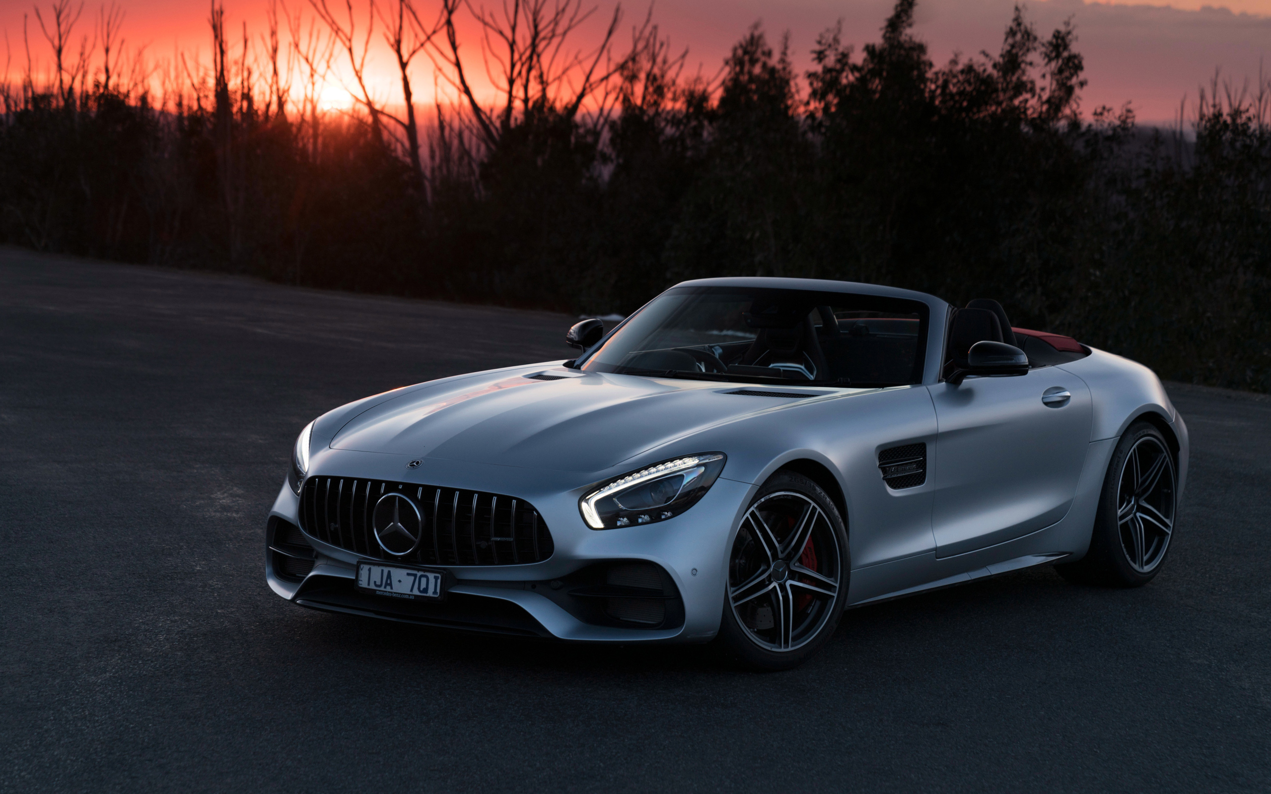 Серебристый кабриолет  Mercedes-AMG GT C Roadster, 2018 на закате