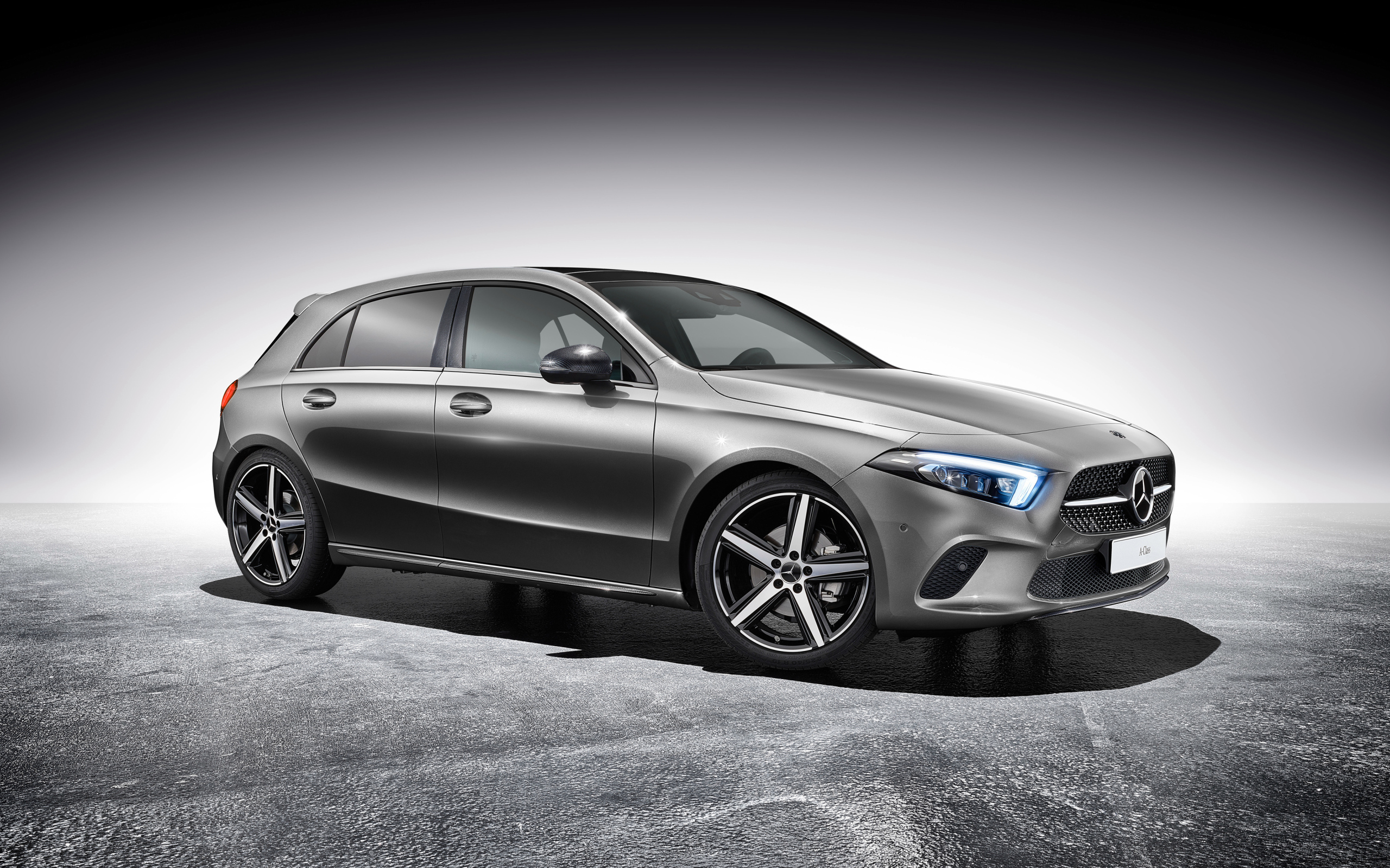 Серебристый автомобиль Mercedes A Class Accessories, 2018 на сером фоне