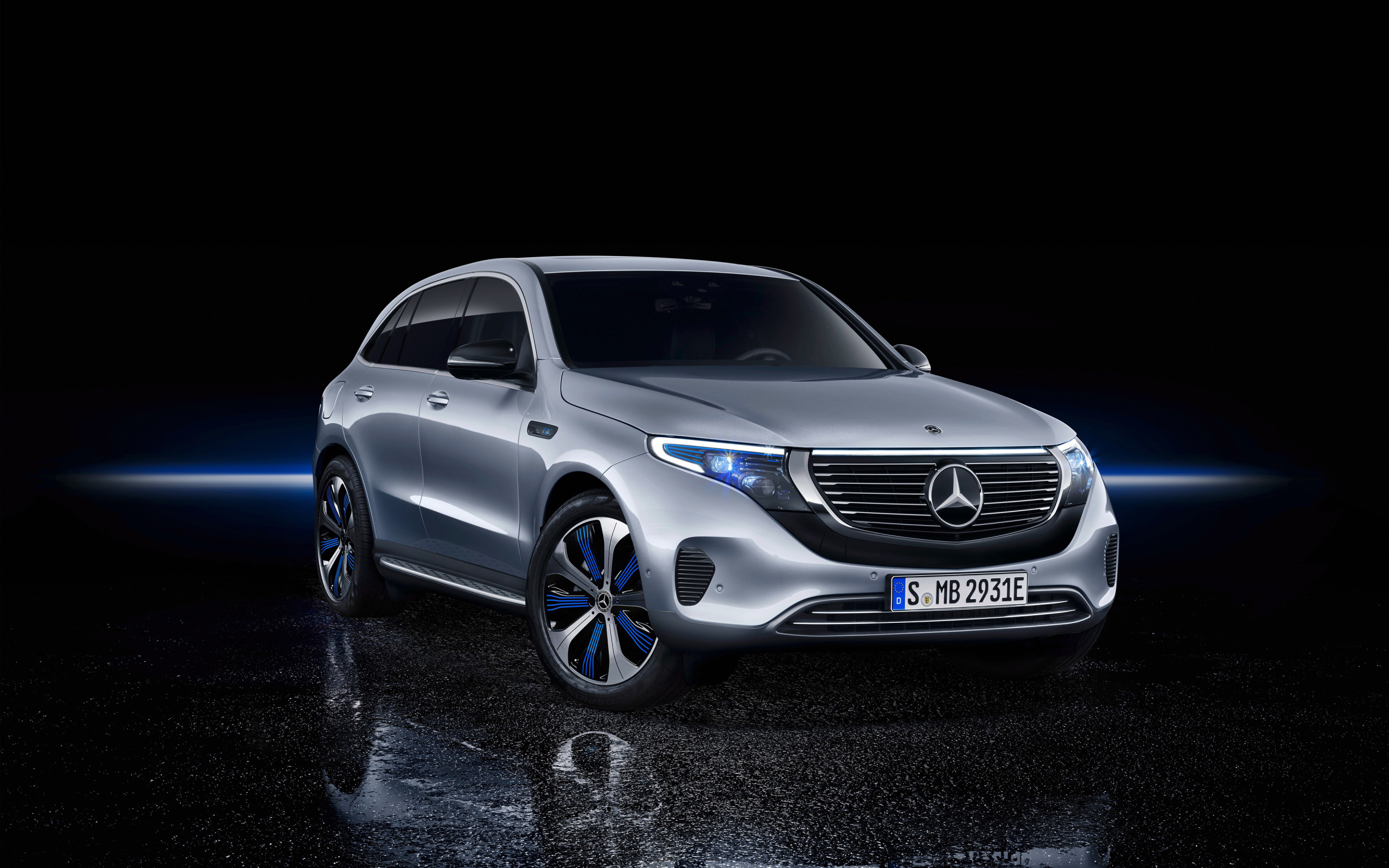 Серебристый автомобиль Mercedes EQC400, 2018 года