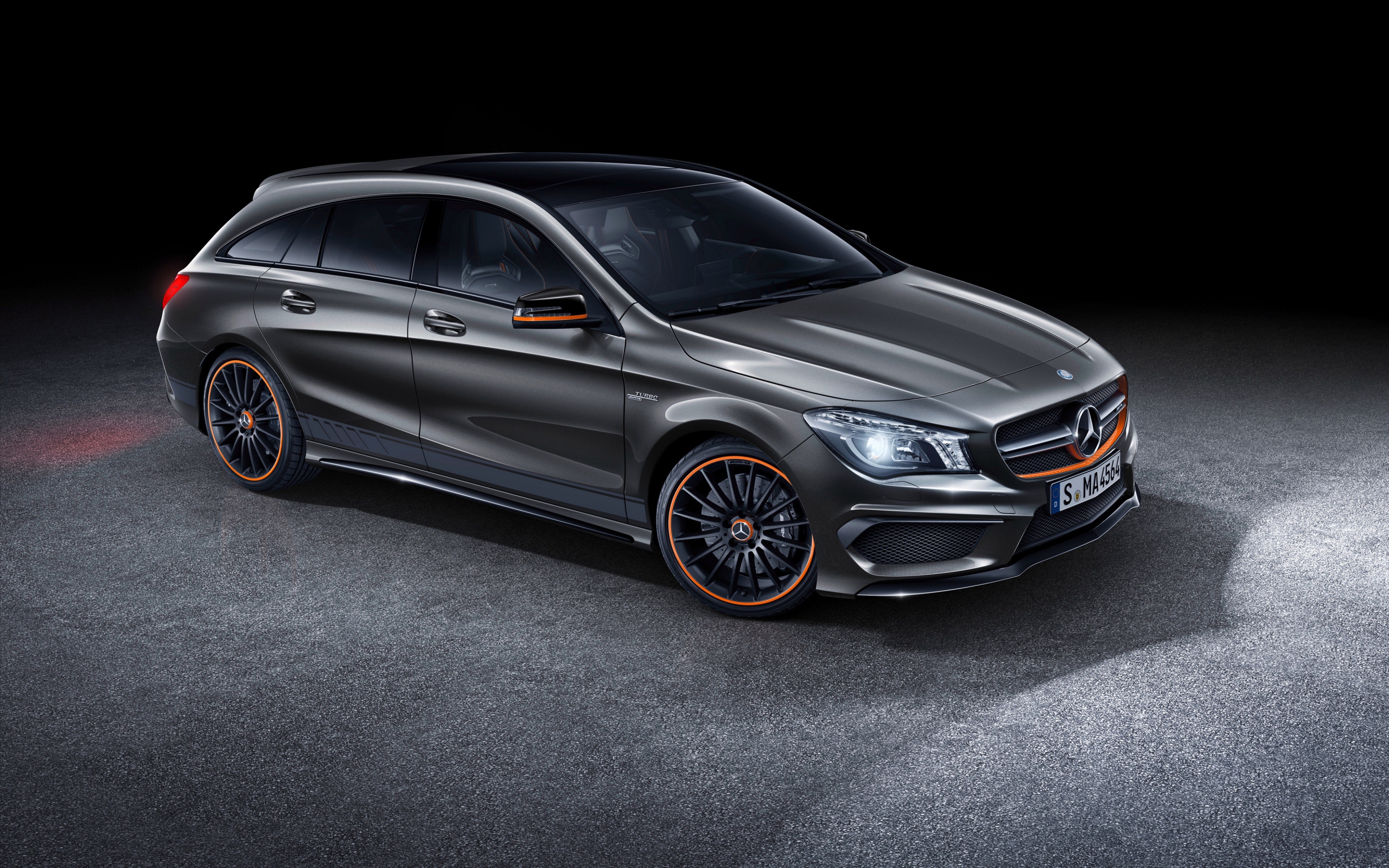 Серебристый стильный автомобиль Mercedes CLA Shooting Brake