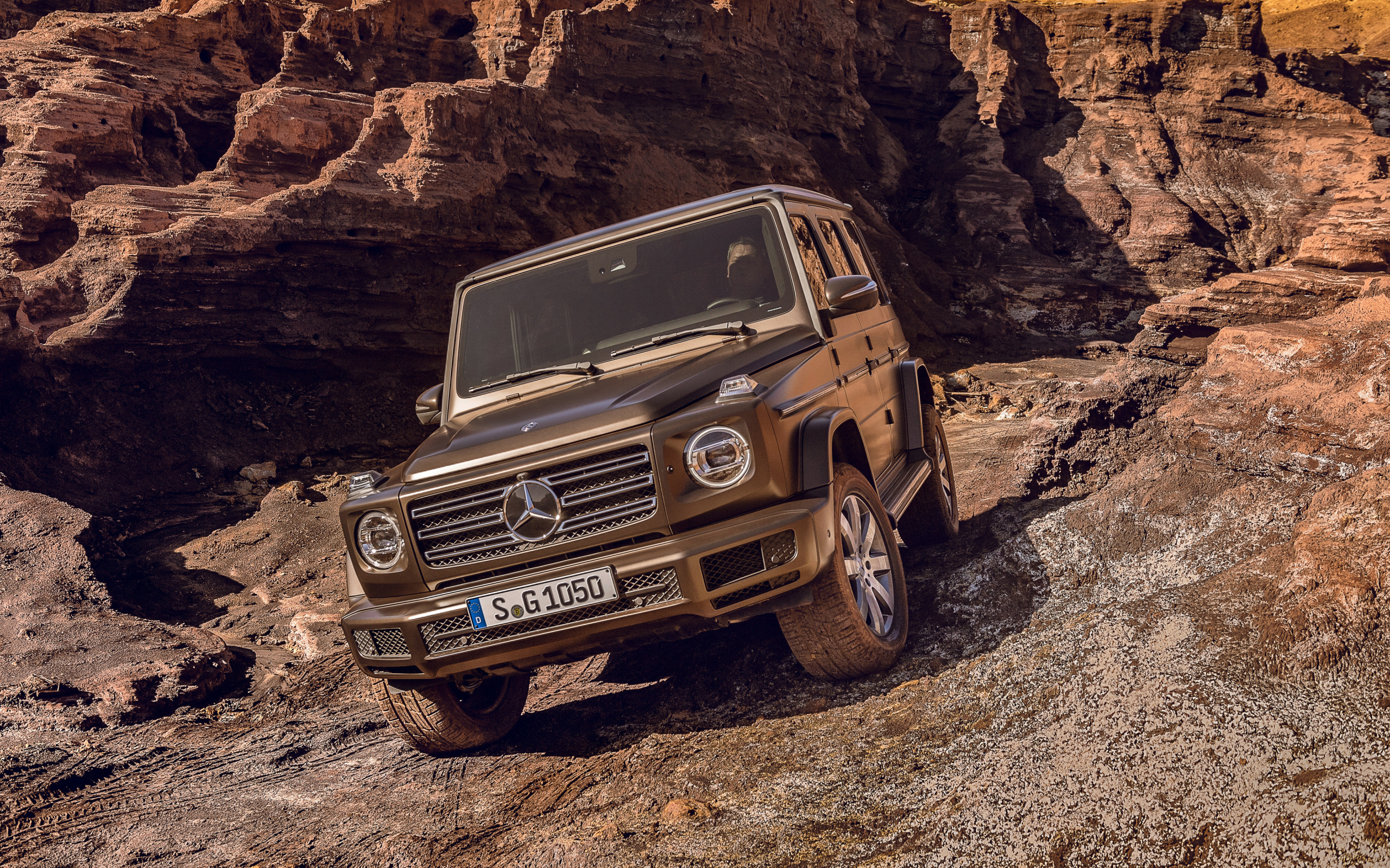 Большой дорогой автомобиль Mercedes Benz G 500, 2018 в горах