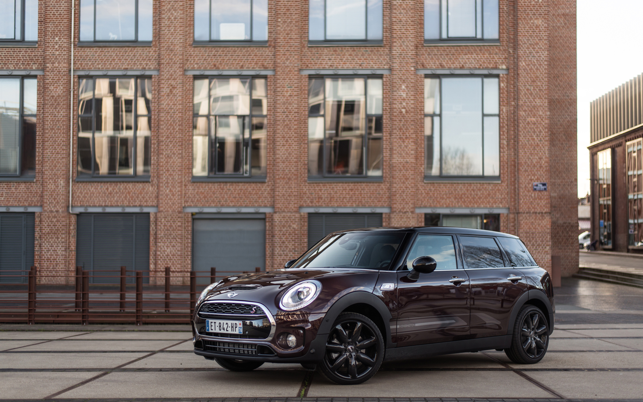 Бордовый компактный автомобиль MINI Cooper S, 2018