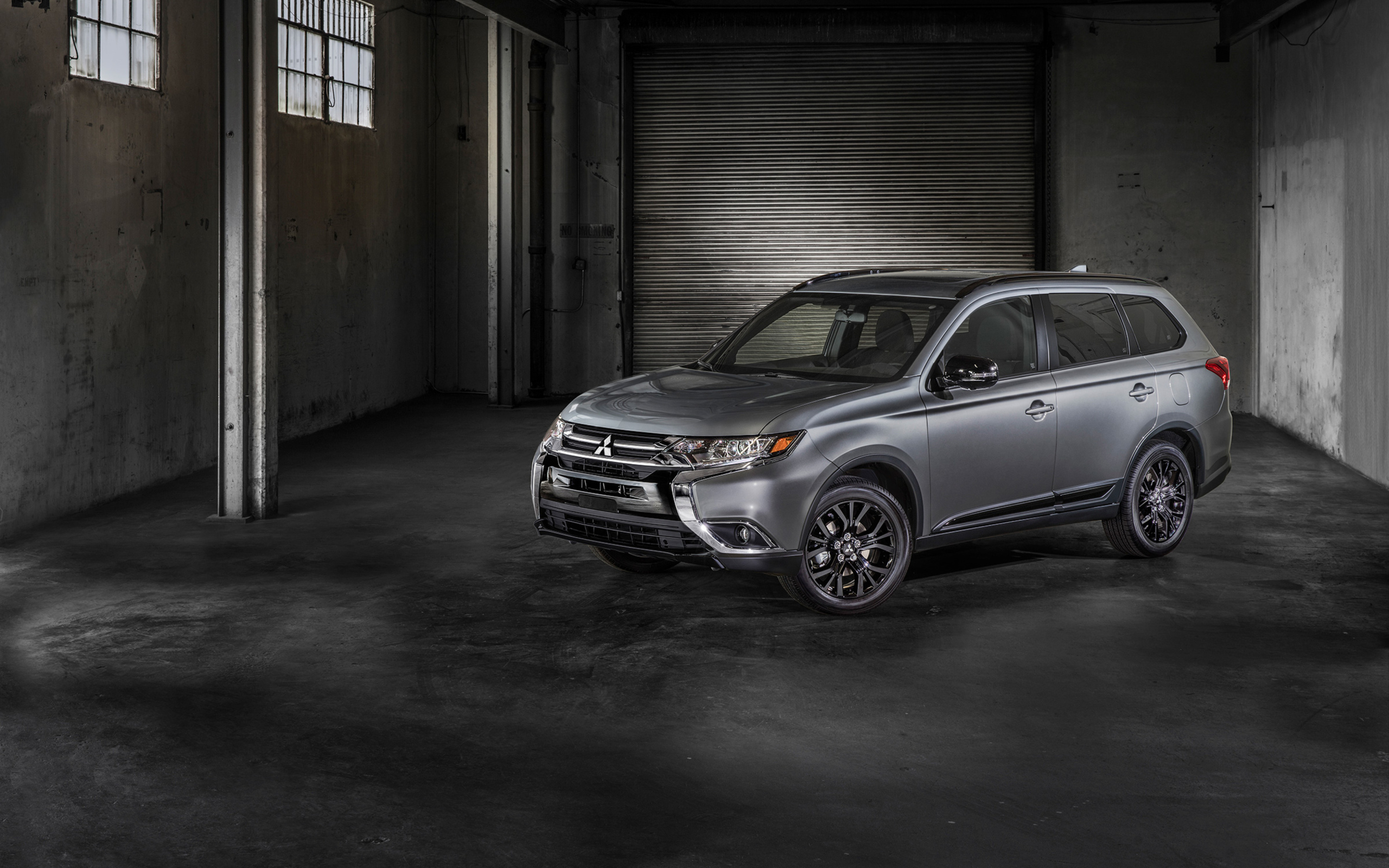 Серебристый внедорожник Mitsubishi Outlander, 2018