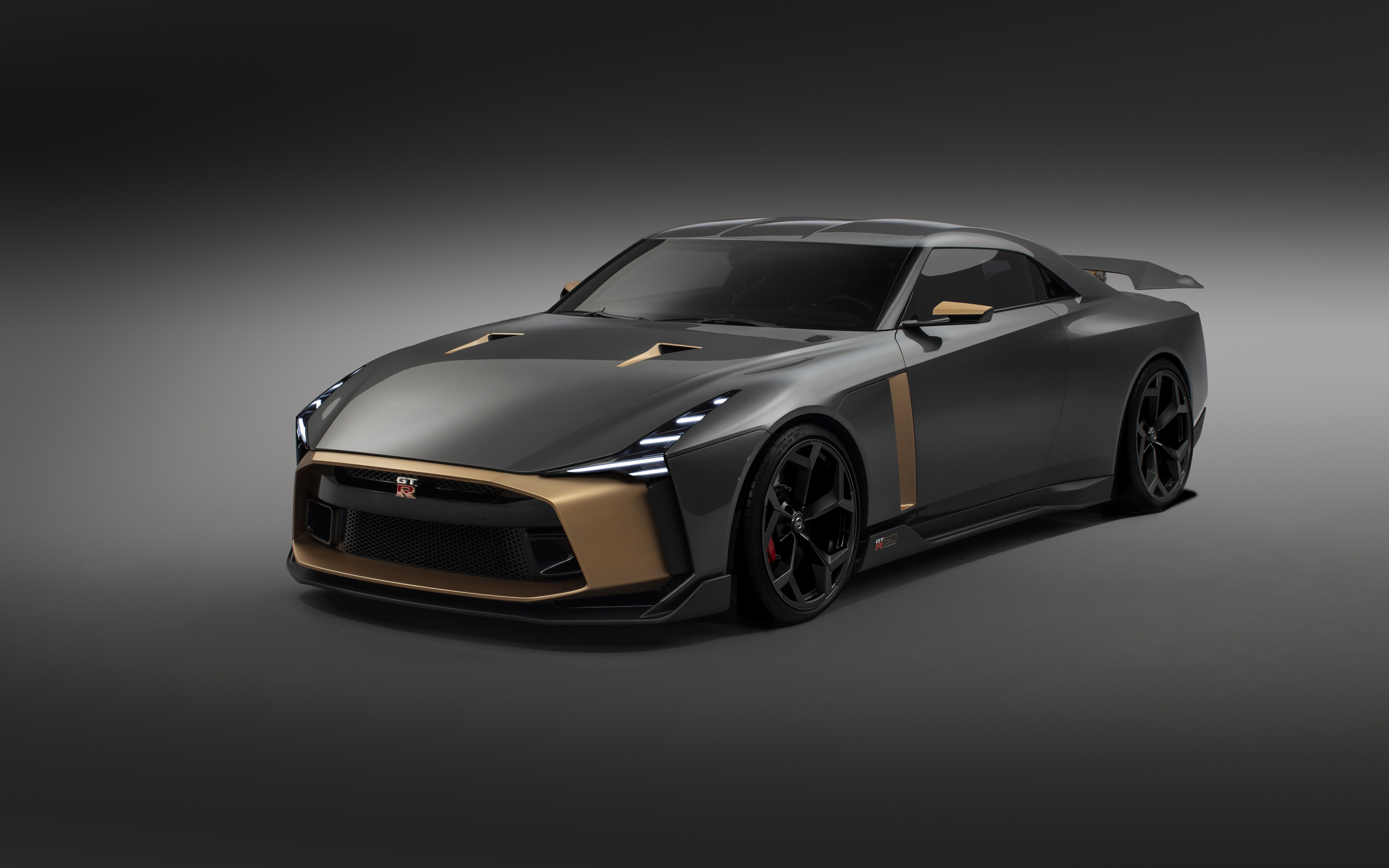 Автомобиль Nissan GT-R50 2018 года на сером фоне