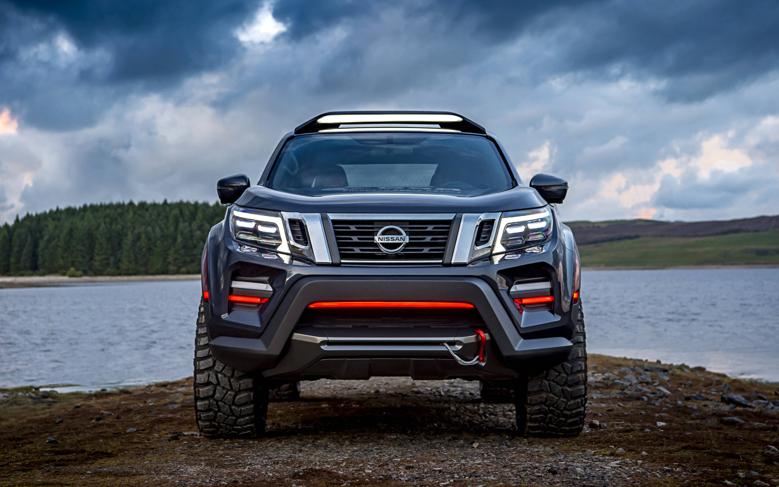 Внедорожник Nissan Navara на фоне грозового неба