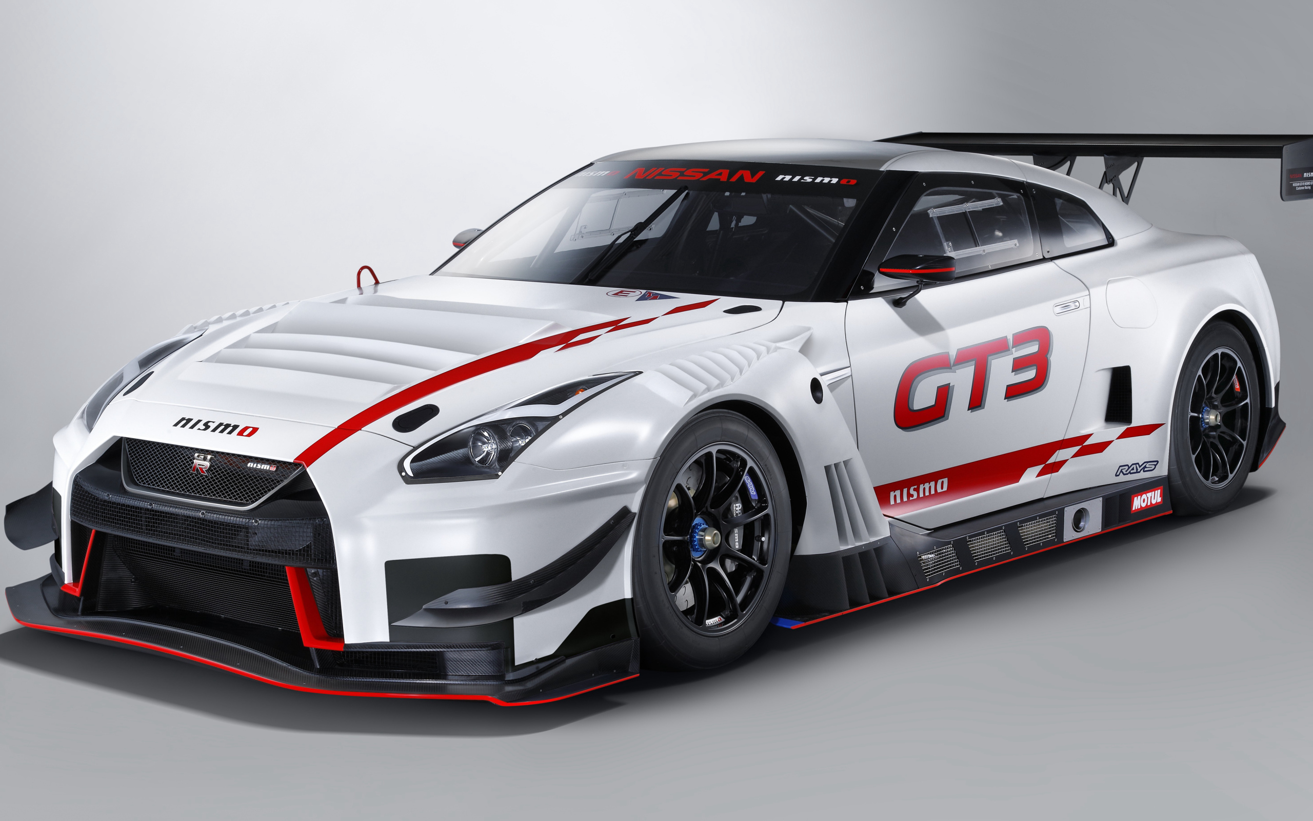 Спортивный автомобиль Nissan GT-R Nismo GT3, 2018 на сером фоне