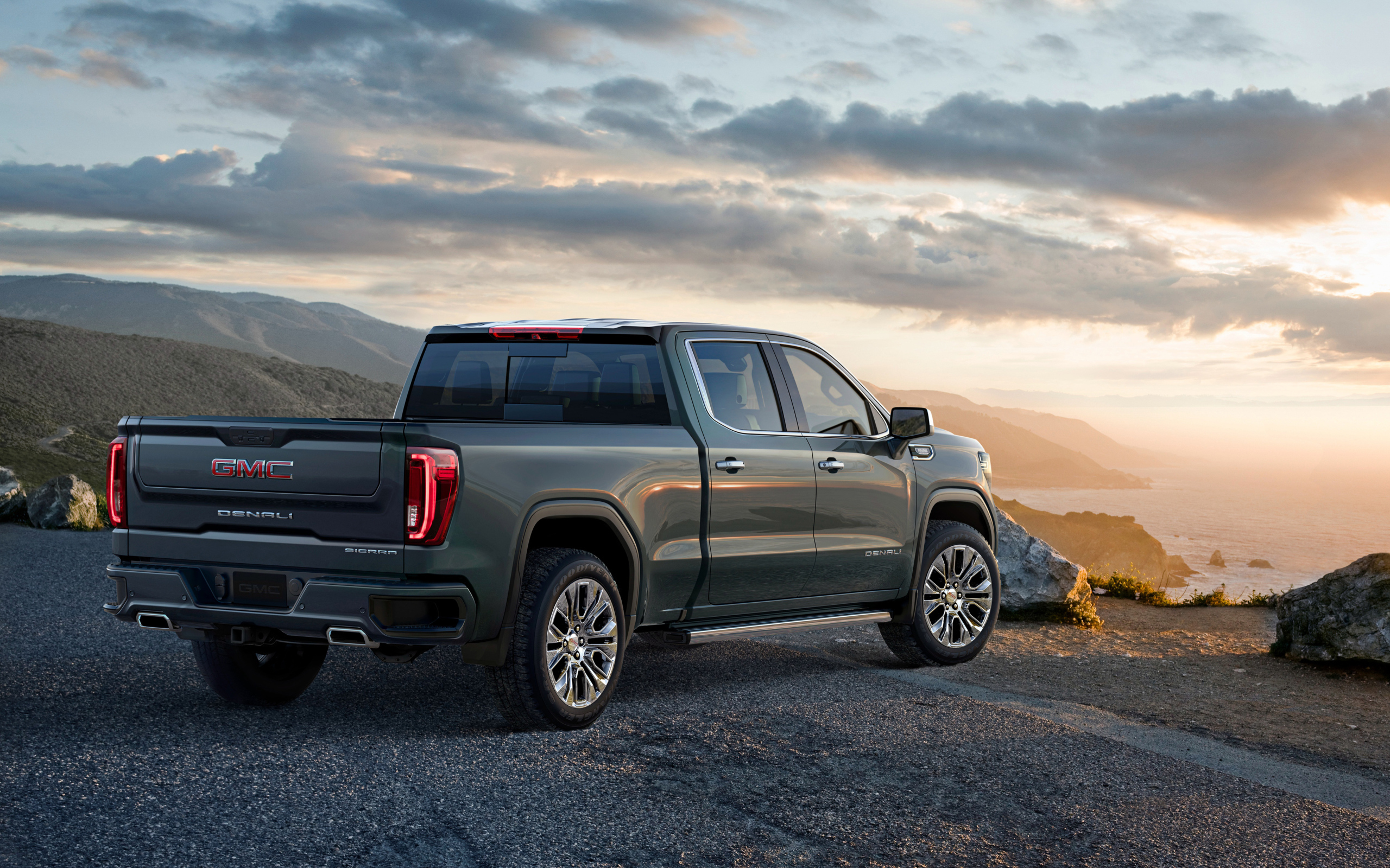 Пикап GMC Sierra Rear Side, 2019 года на берегу океана