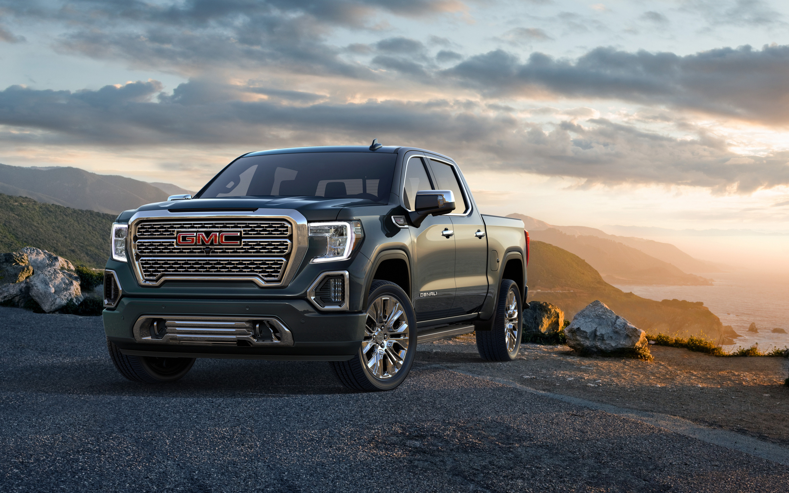 Серебристый автомобиль пикап GMC Sierra, 2019 года 