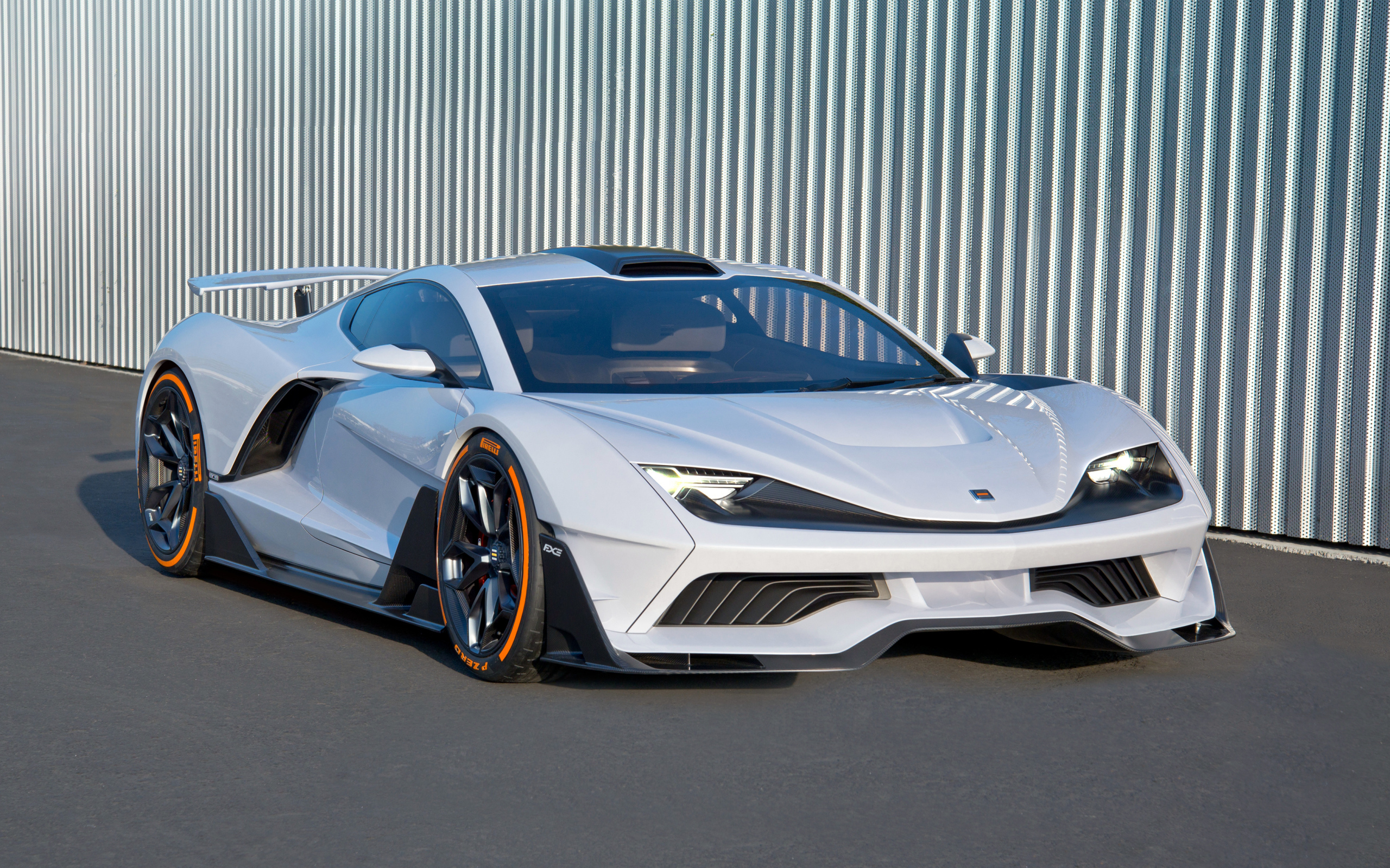 Белый спортивный автомобиль Aria FXE, 2019