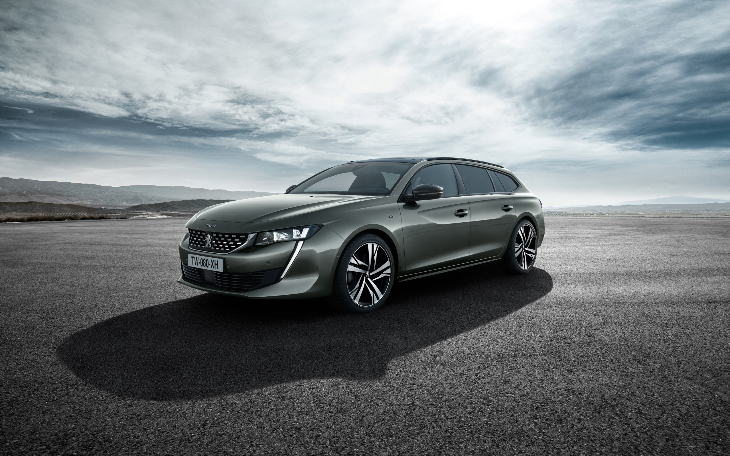 Автомобиль Peugeot 508 SW GT 2018 на фоне неба