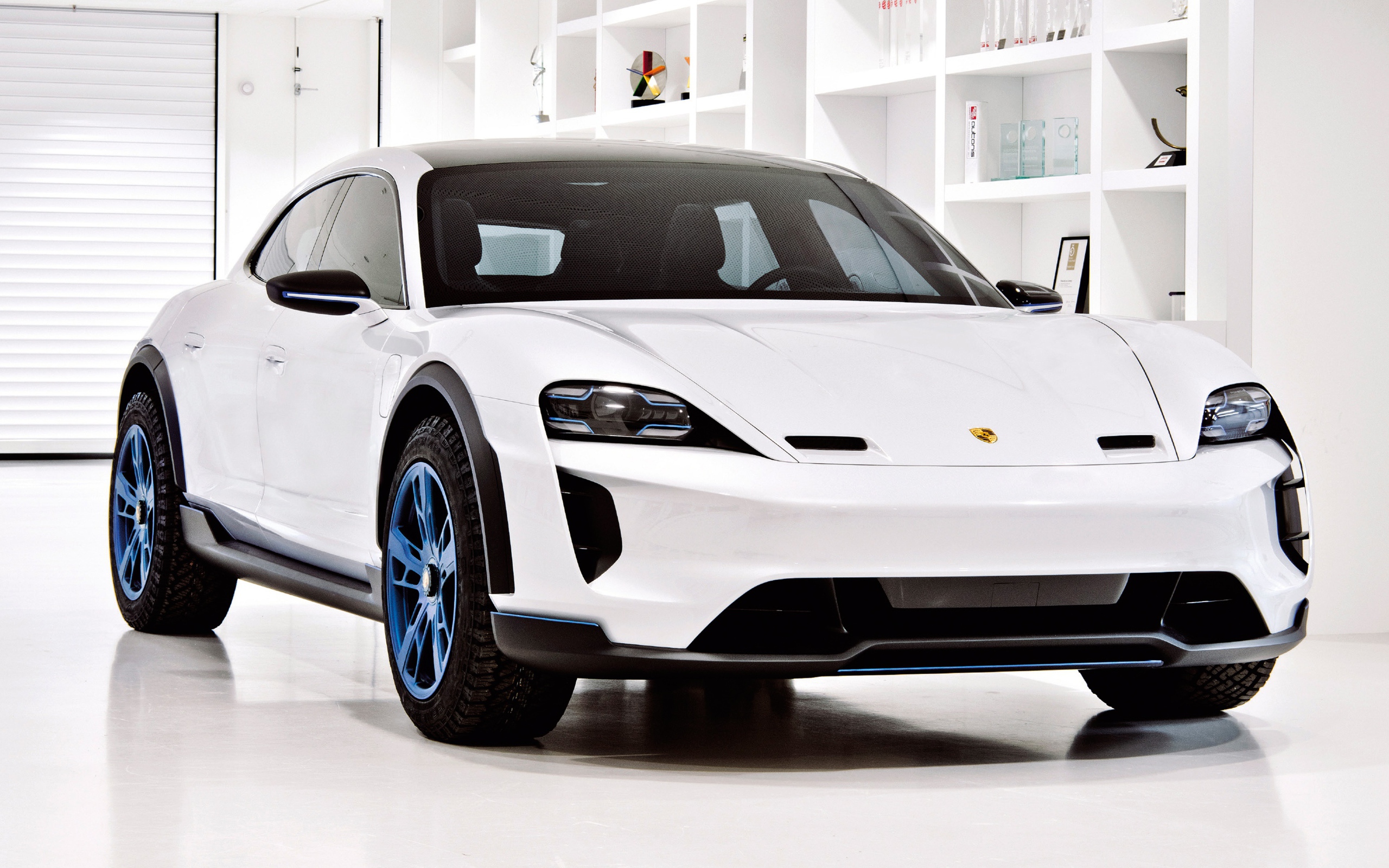 Белый автомобиль Porsche Mission E Cross Turismo, 2018,