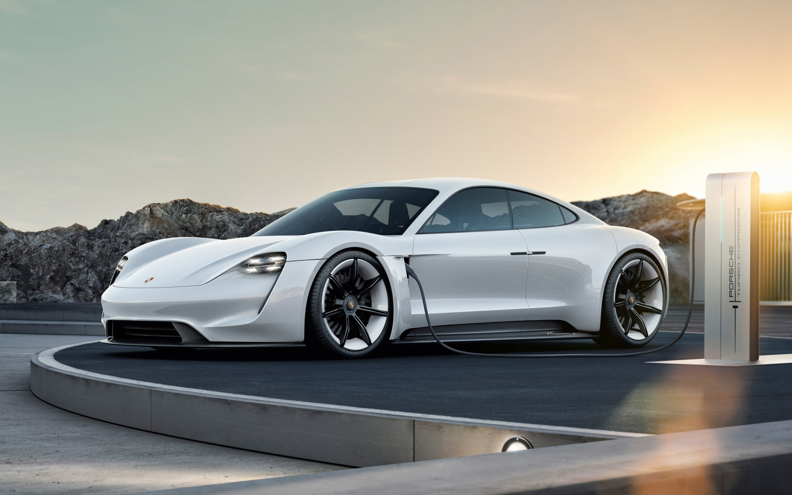 Белый спортивный автомобиль Porsche Mission E Concept