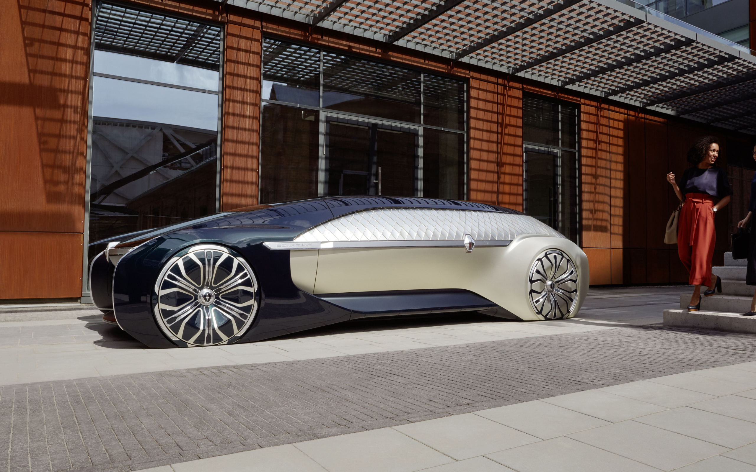 Инновационный автомобиль Renault EZ-Ultimo 2018 у здания