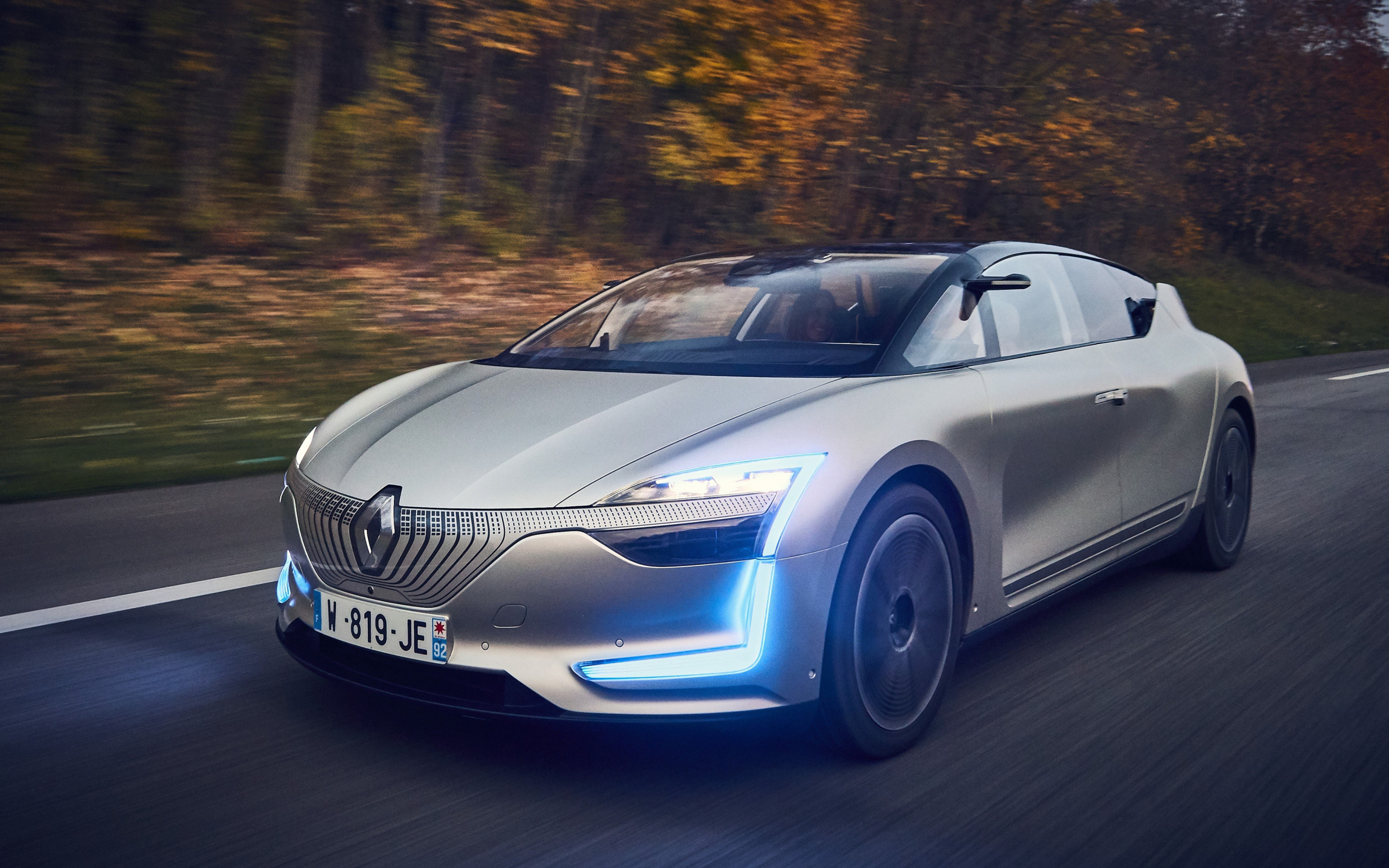 Серебристый электромобиль Renault Symbioz Prototype