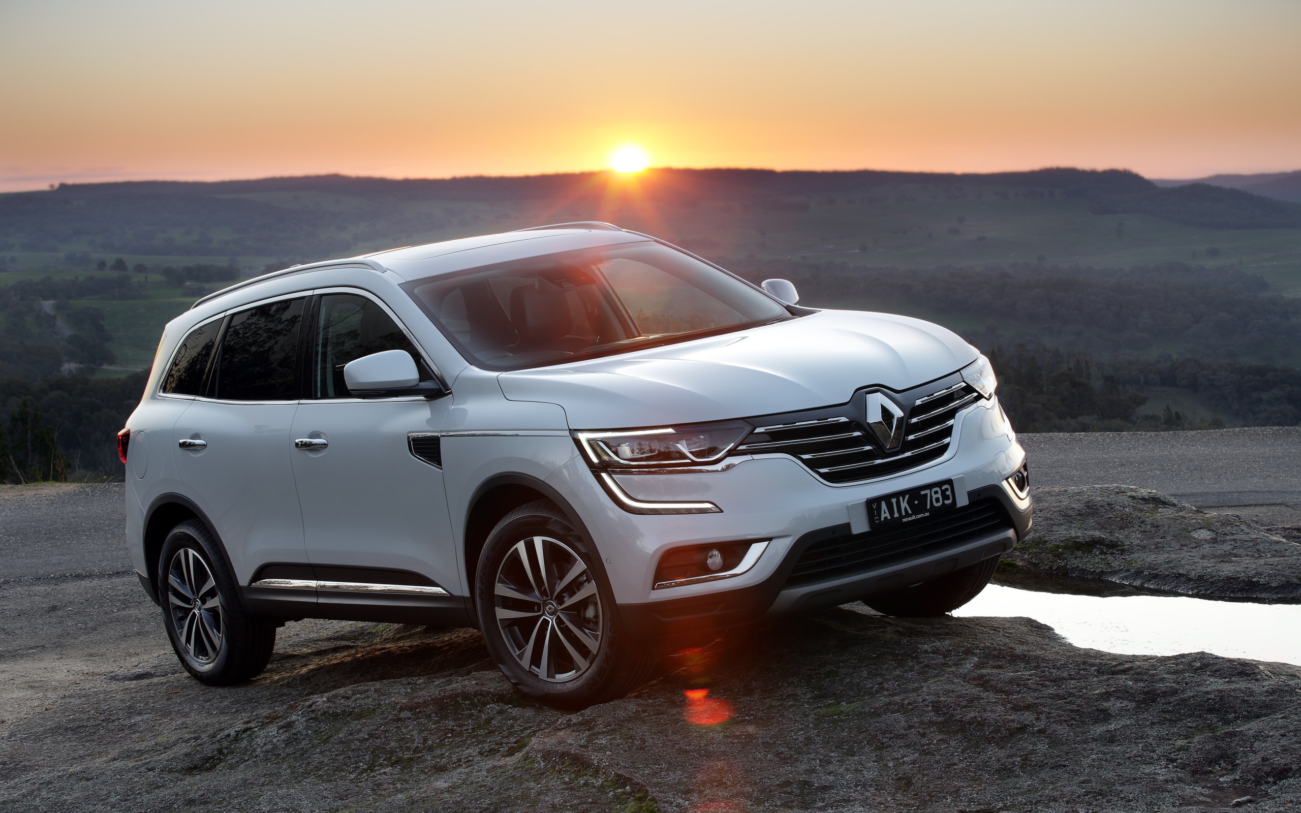 Белый внедорожник Renault Koleos, 2017 на фоне заката