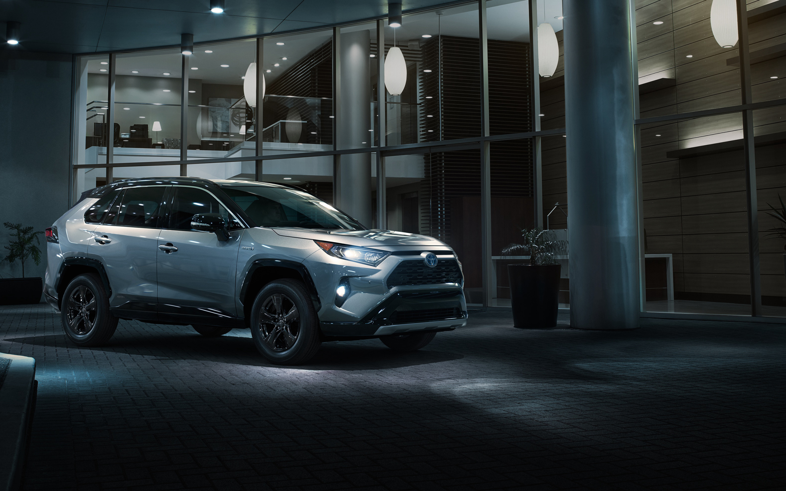 Серебристый внедорожник Toyota RAV4, 2019