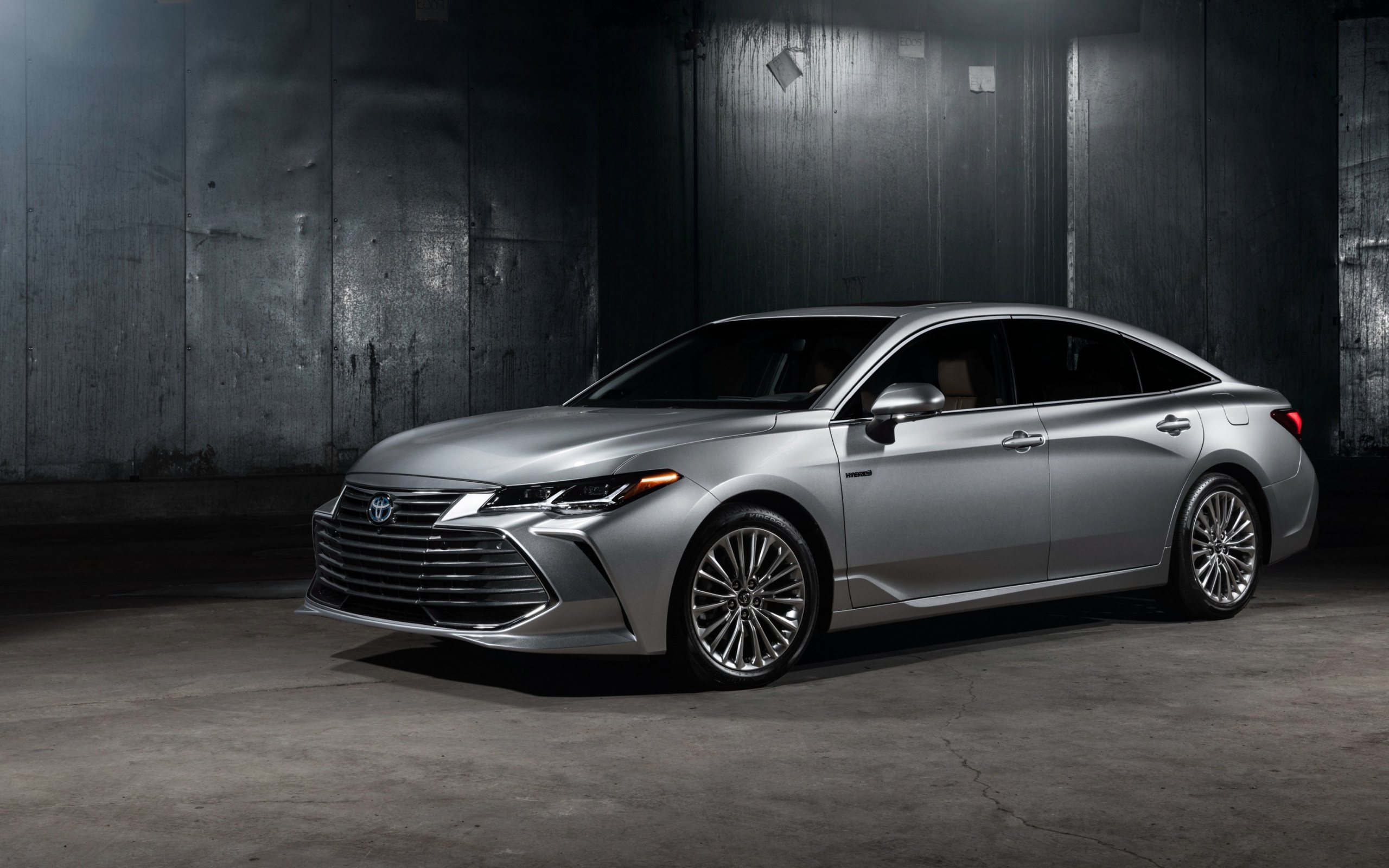 Серебристый новый автомобиль Toyota Avalon Hybrid, 2019