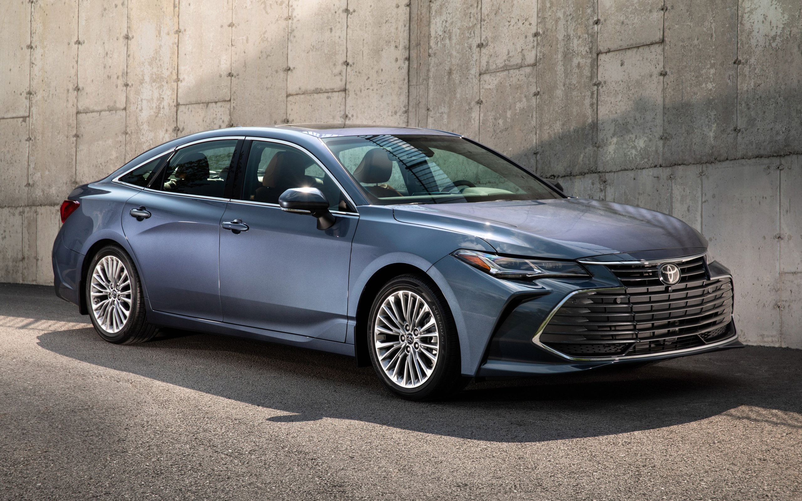Стильный серебристый автомобиль Toyota Avalon, 2019