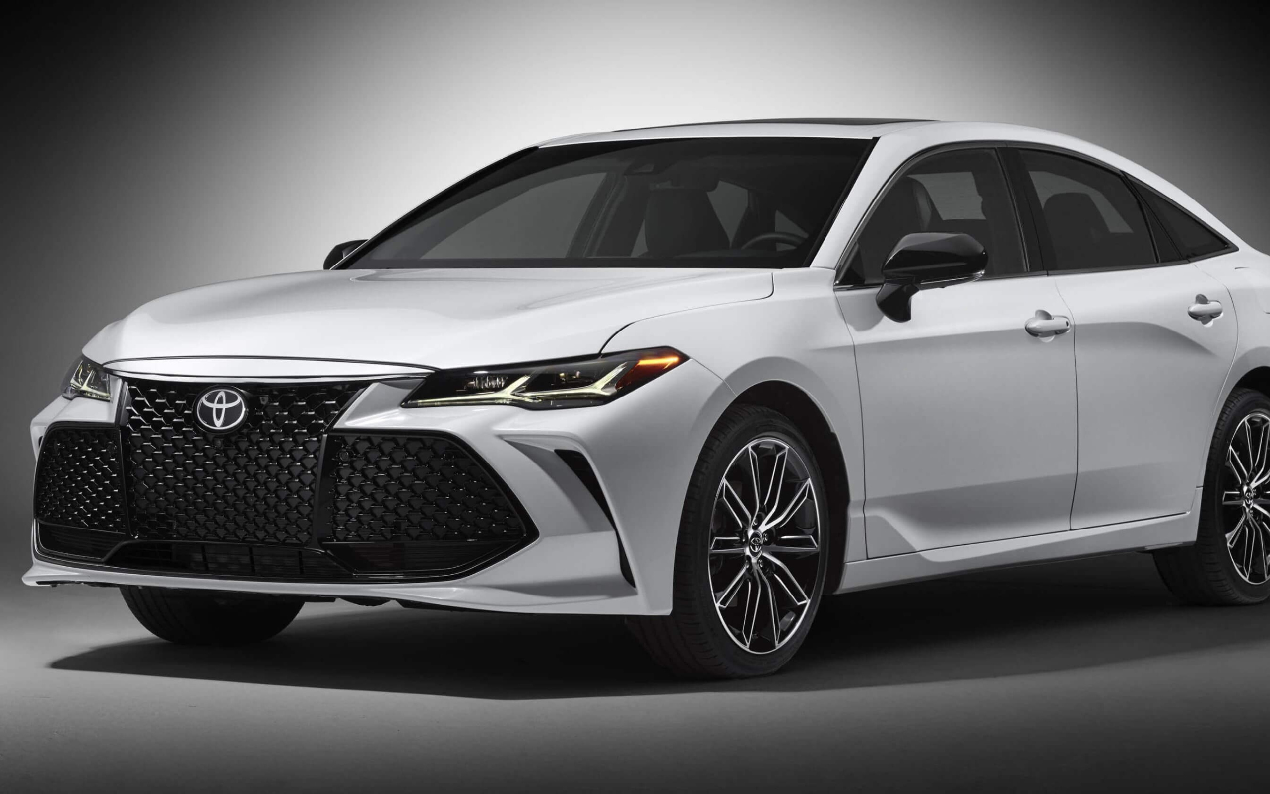 Белый автомобиль Toyota Avalon 2019 на сером фоне