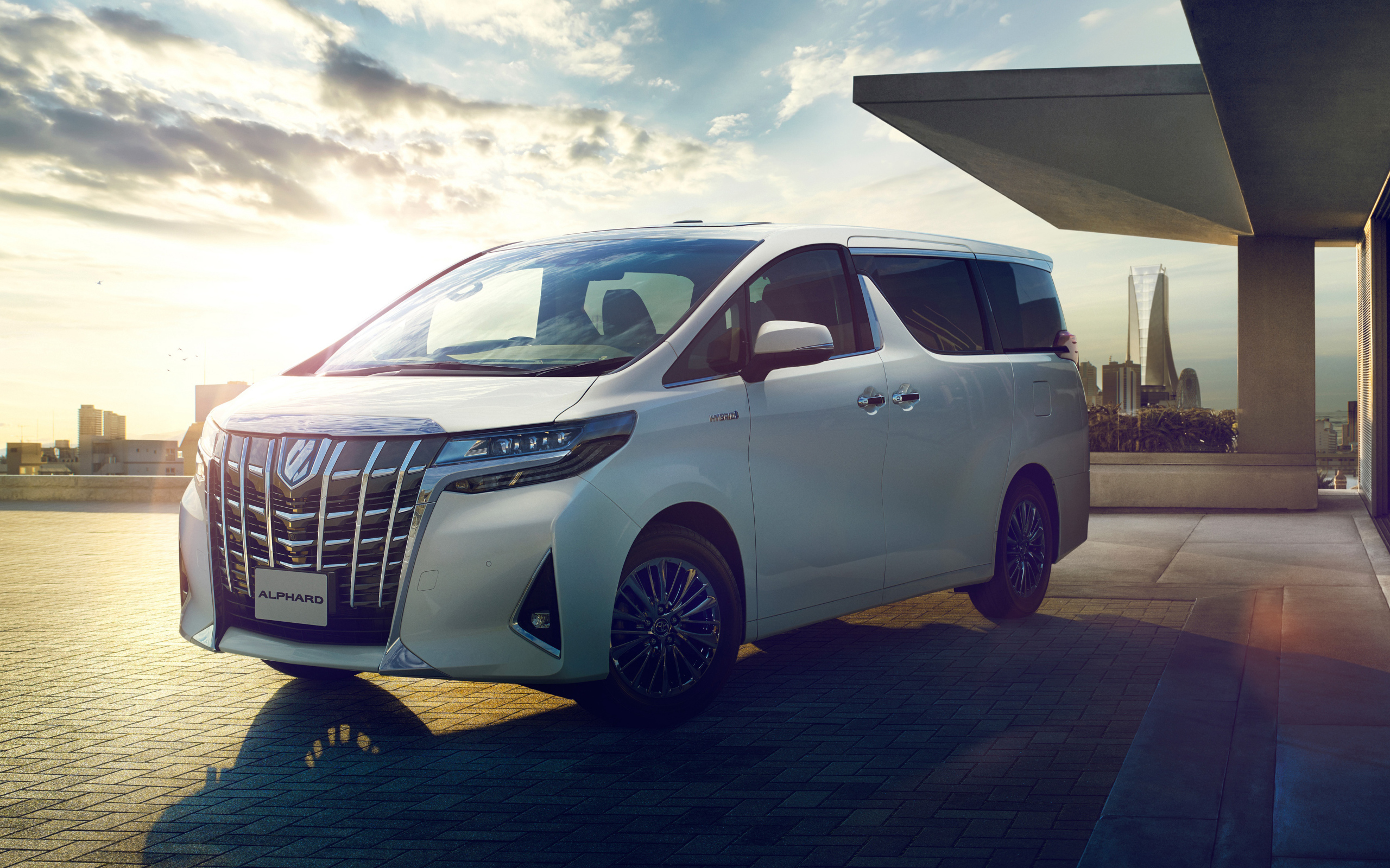 Белый минивэн Toyota Alphard Executive Lounge, 2018 на фоне красивого неба