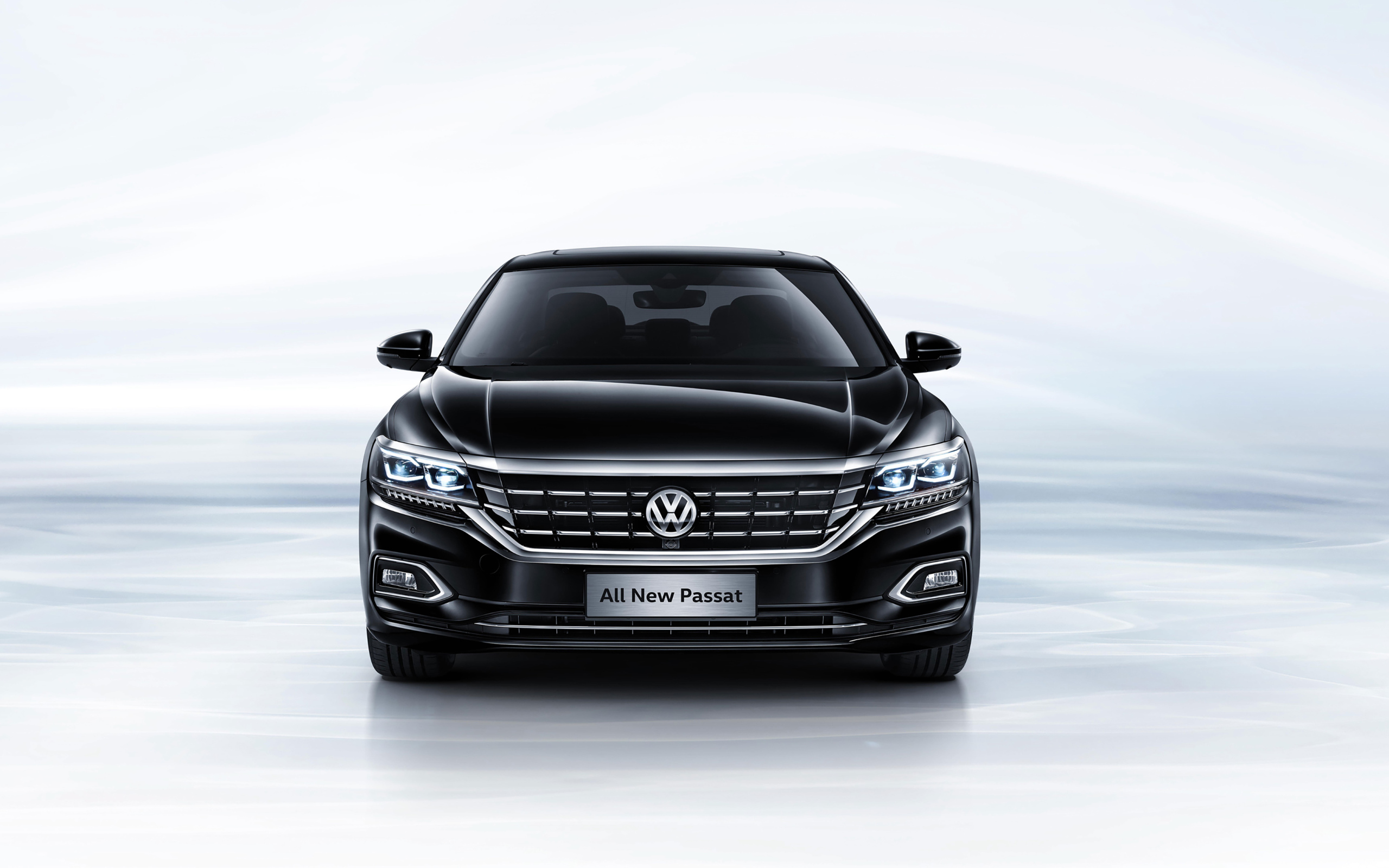 Черный автомобиль Volkswagen Passat 380 TSI вид спереди