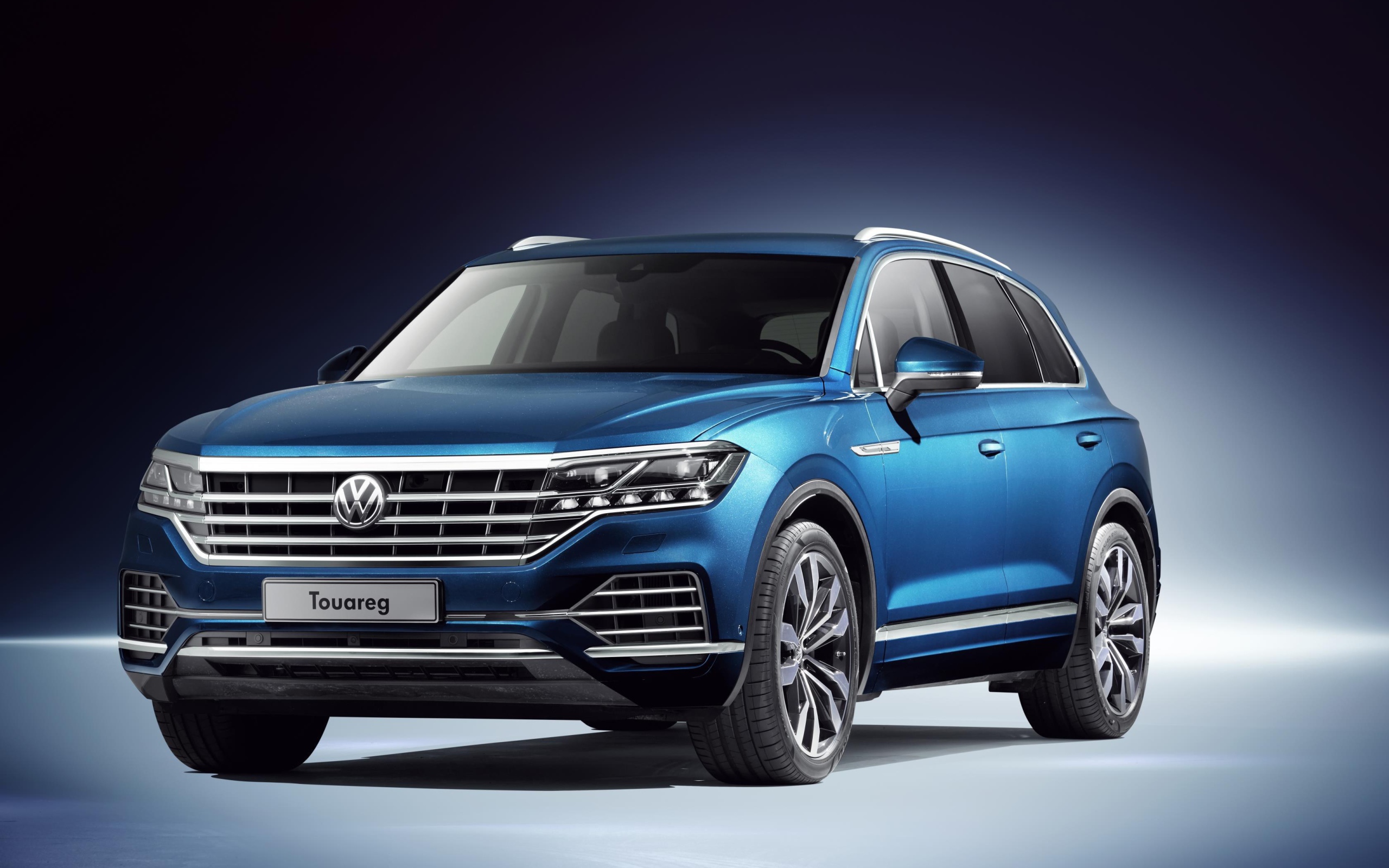 Синий автомобиль Volkswagen Touareg 2019 года