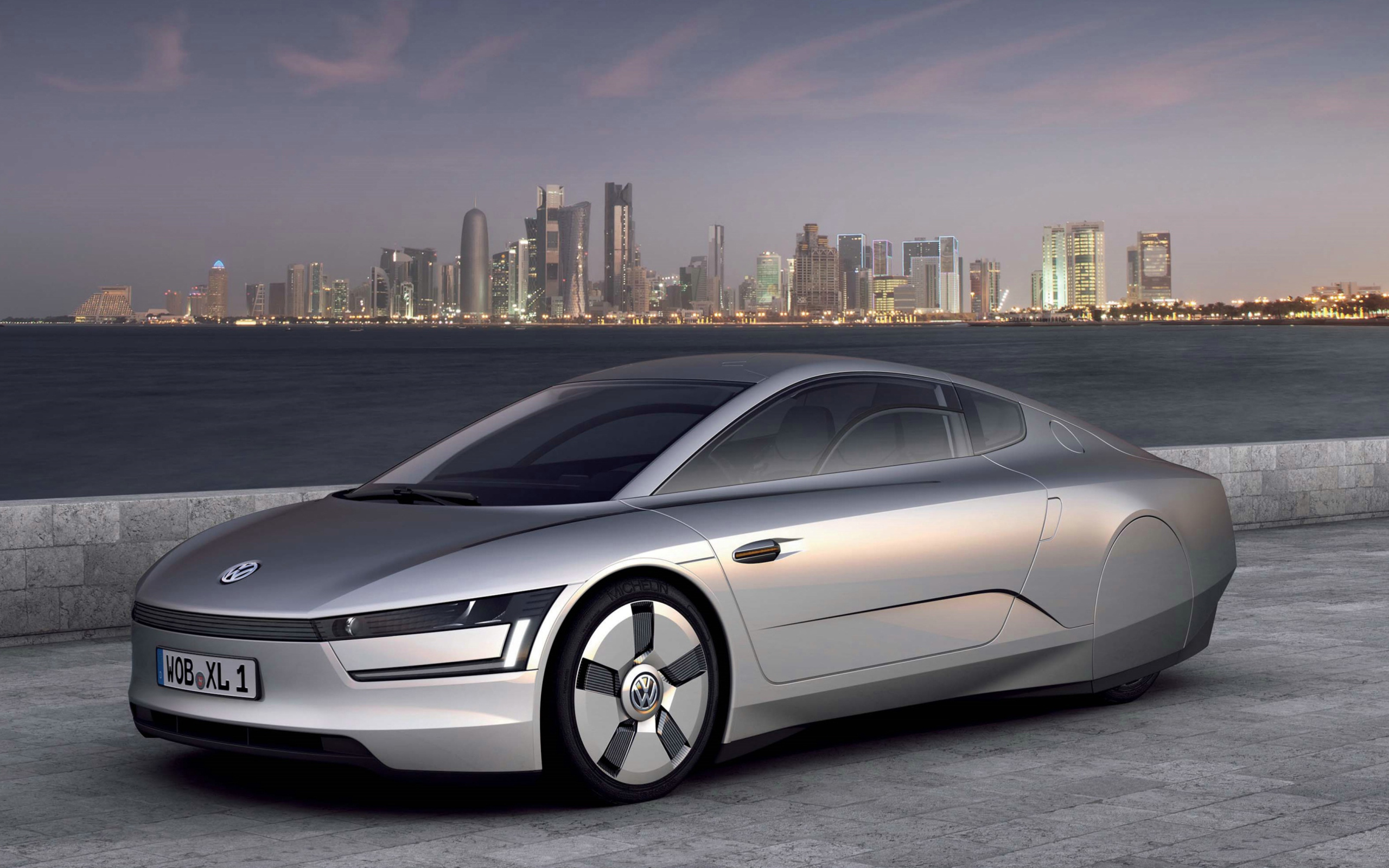 Автомобиль Volkswagen XL1 Concept,  2018 на фоне города