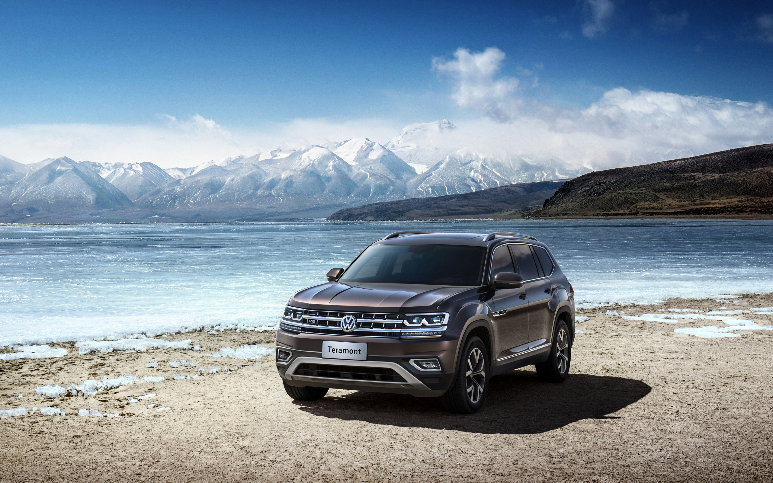 Автомобиль внедорожник Volkswagen Teramont, 2019 на фоне гор