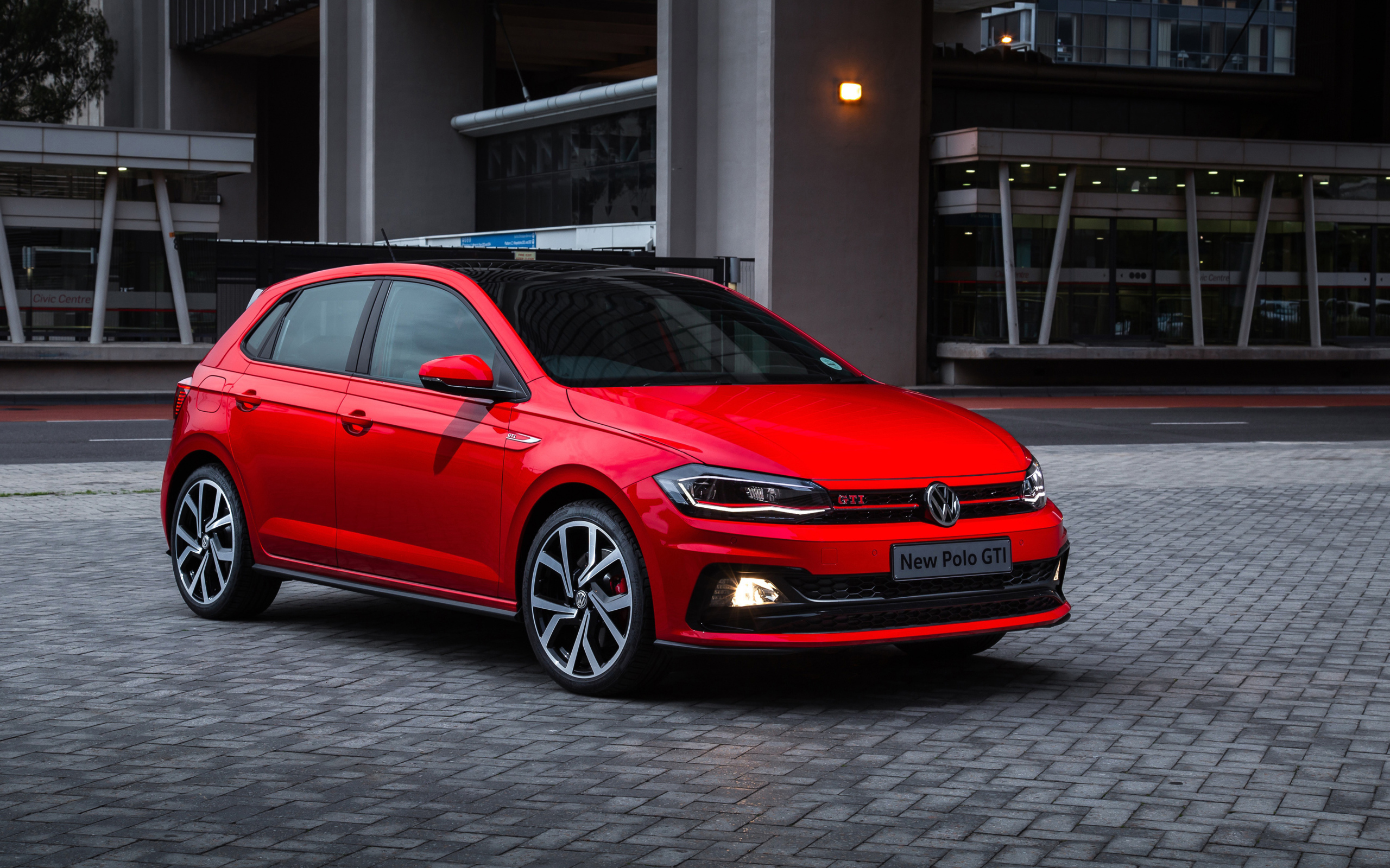Красный Volkswagen Polo GTI 2018