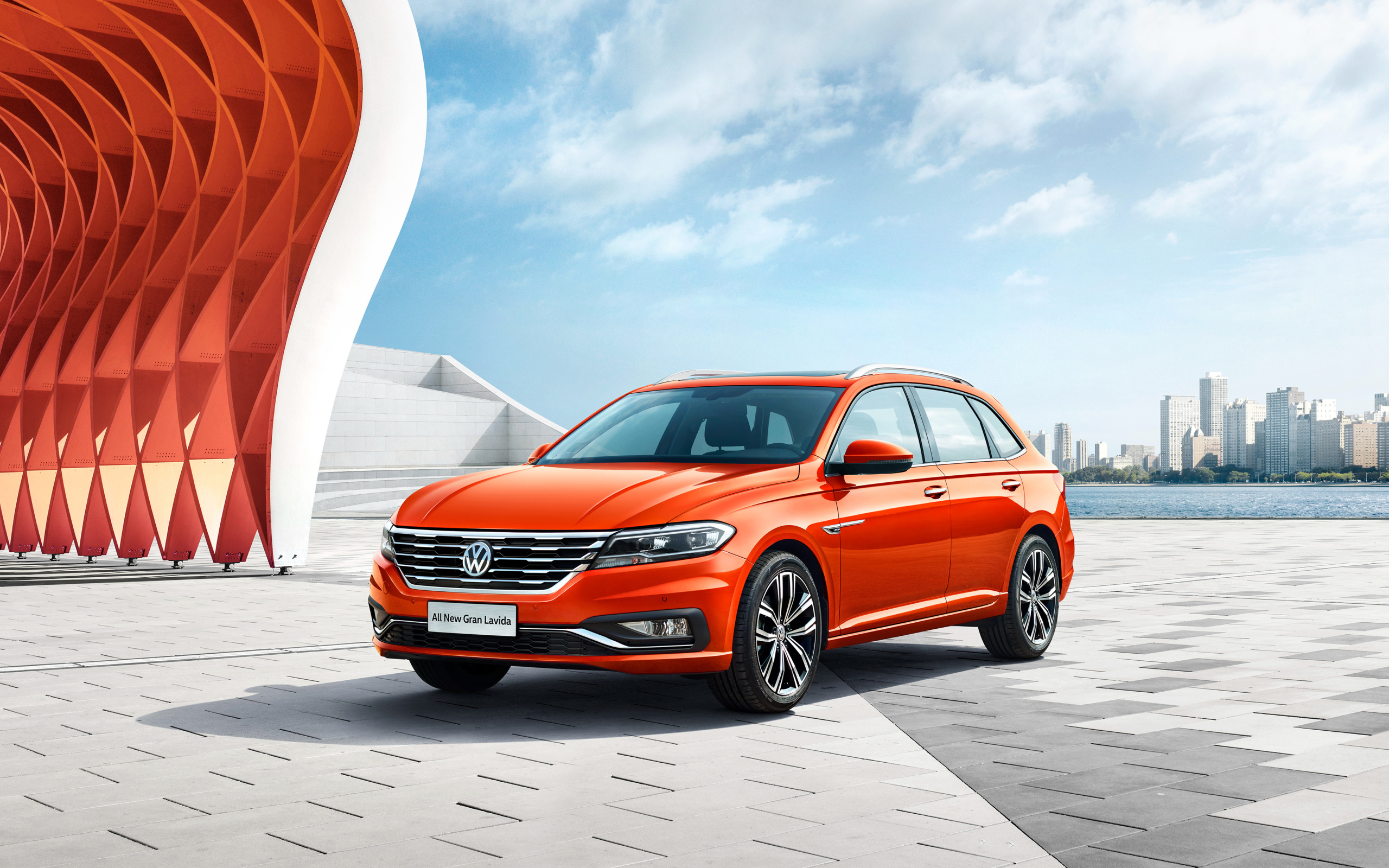 Красный автомобиль Volkswagen Gran Lavida, 2018