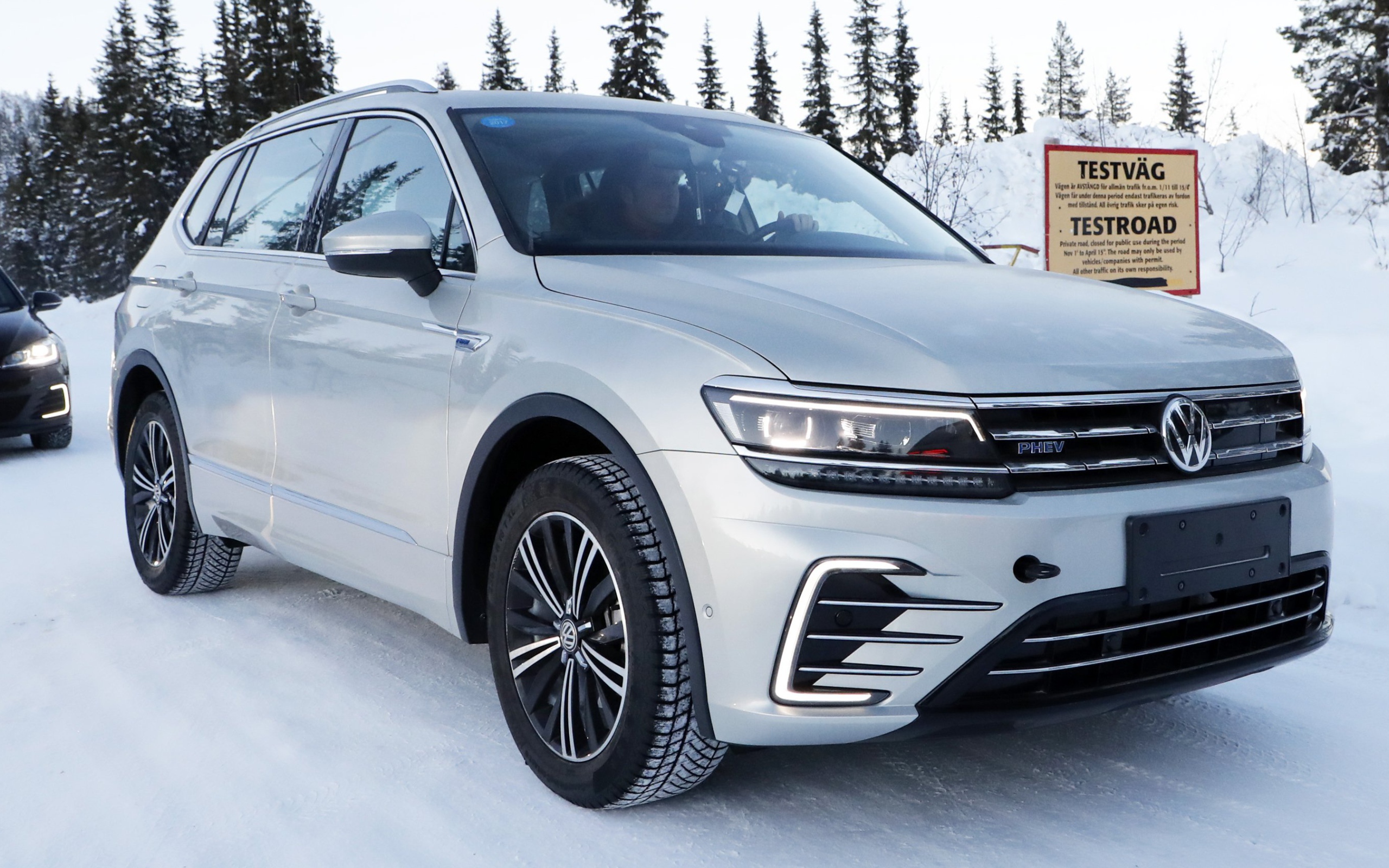 Серебристый внедорожник Volkswagen Tiguan, 2019 года на снегу