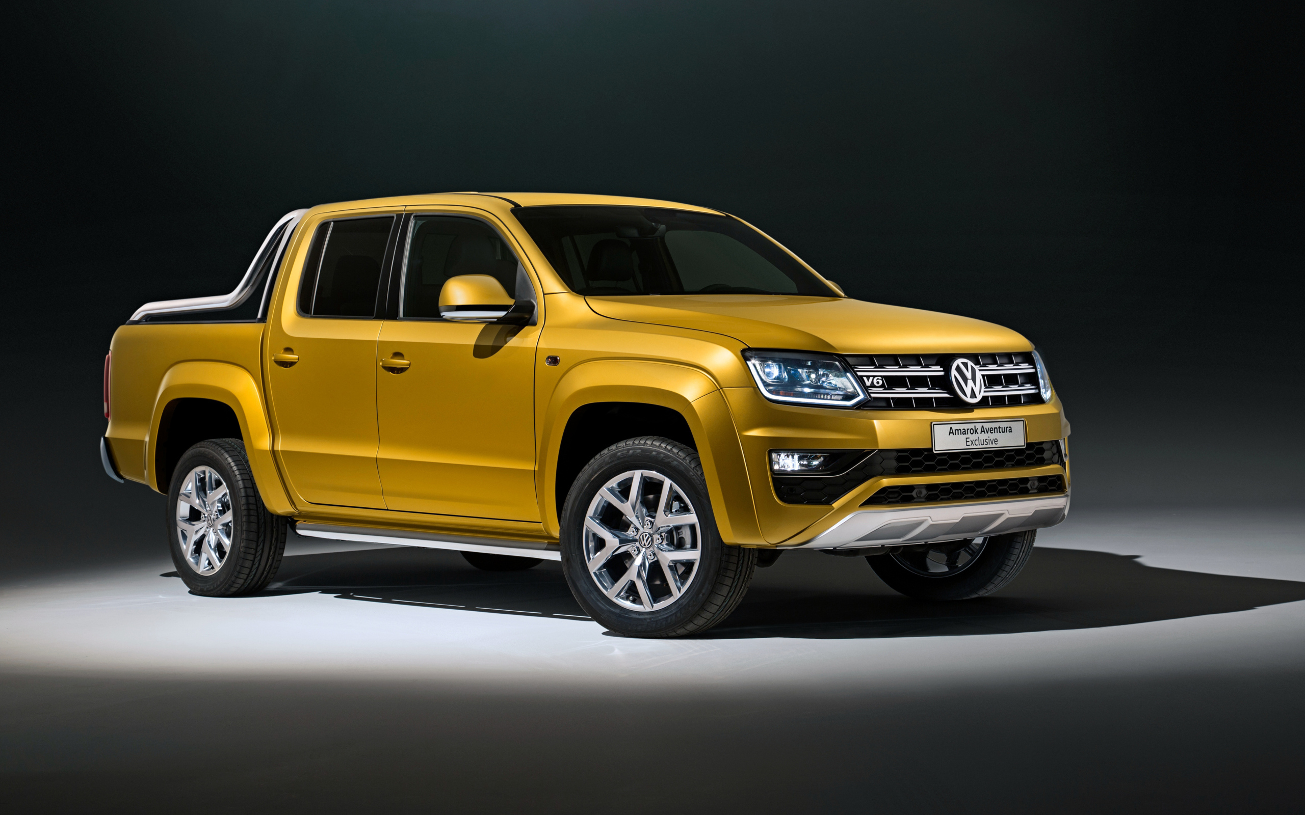 Стильный пикап Volkswagen Amarok Aventura Exclusive, 2018 на сером фоне