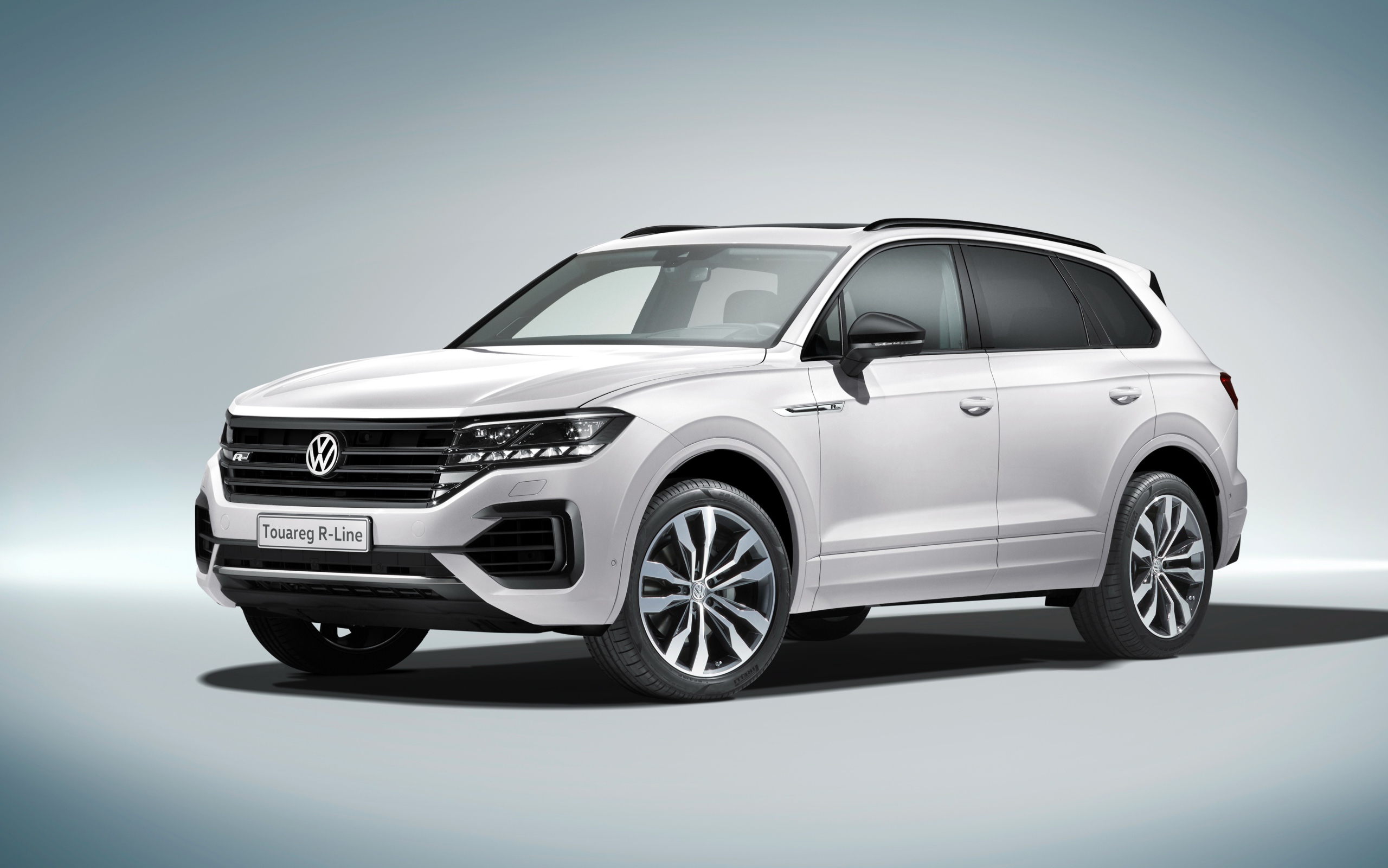 Белый автомобиль Volkswagen Touareg 2018 R-Line