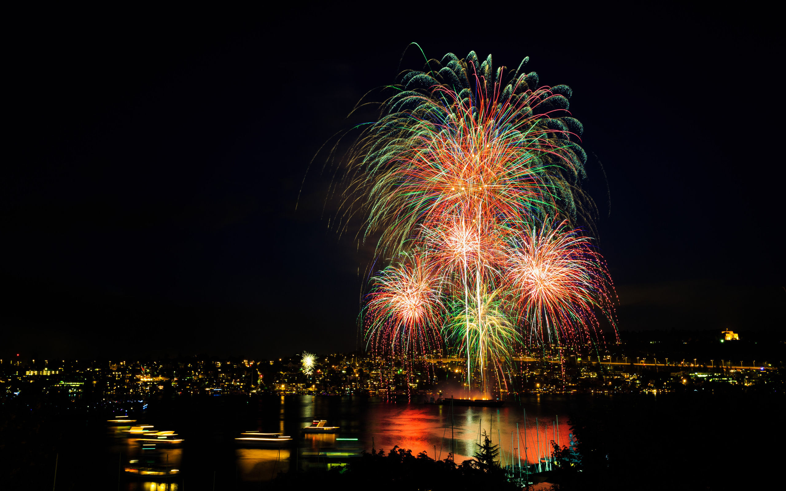 Красивый праздничный фейерверк над городом