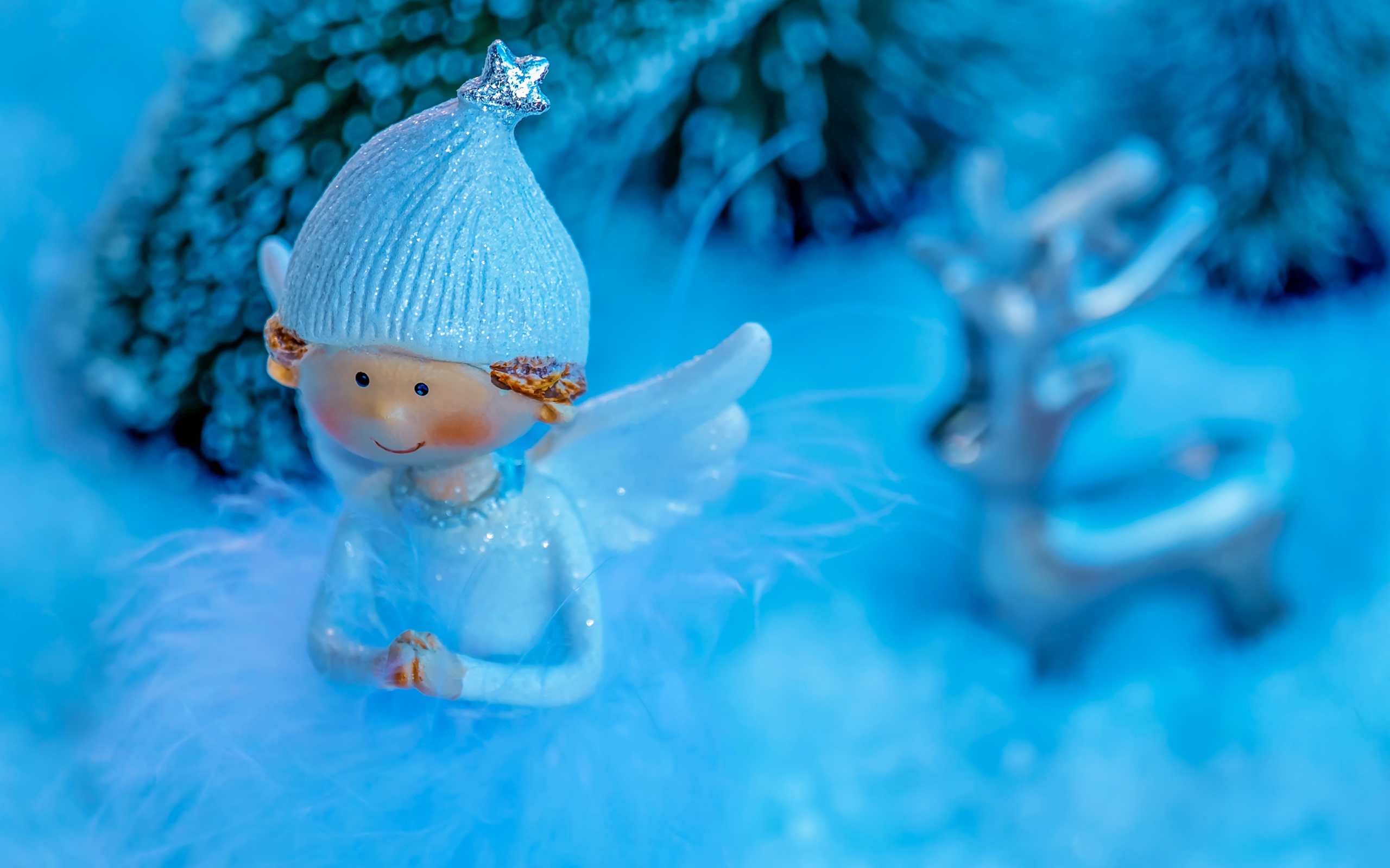 Статуэтка ангелочка на голубом фоне