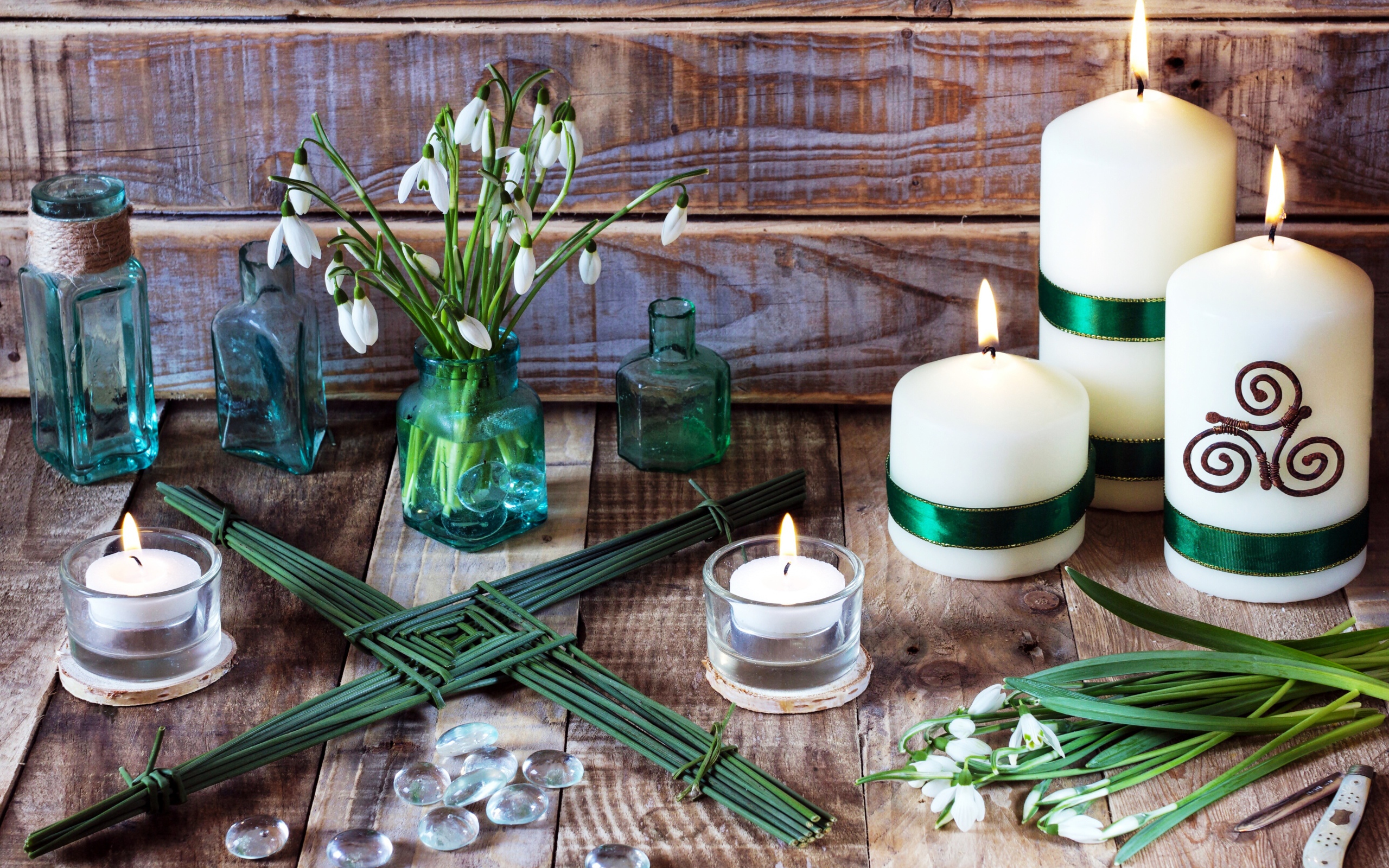 Букет подснежников на столе с зажженными свечами