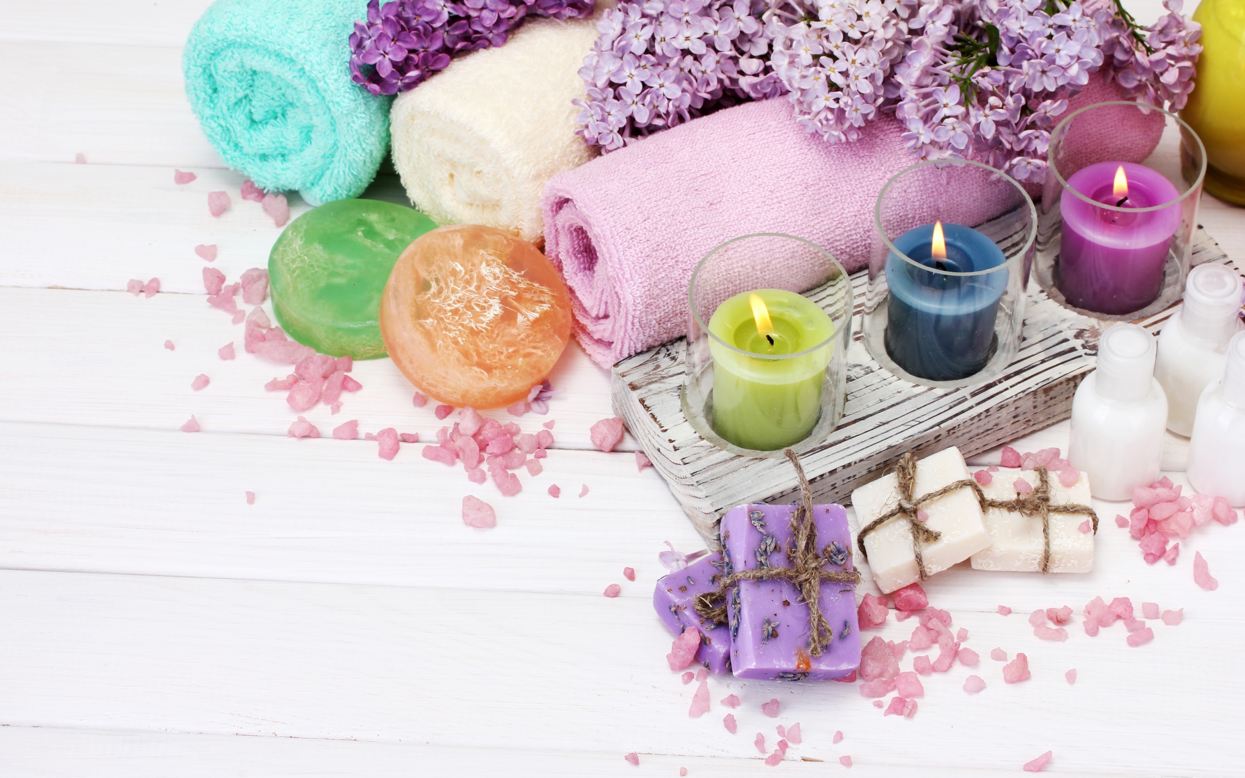 Свечи, мыло и полотенца для SPA процедур с ветками сирени