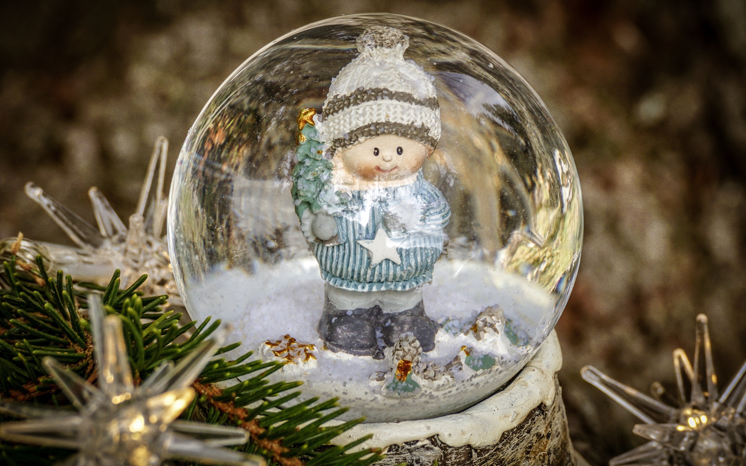 Снежный стеклянный шар с фигуркой внутри 