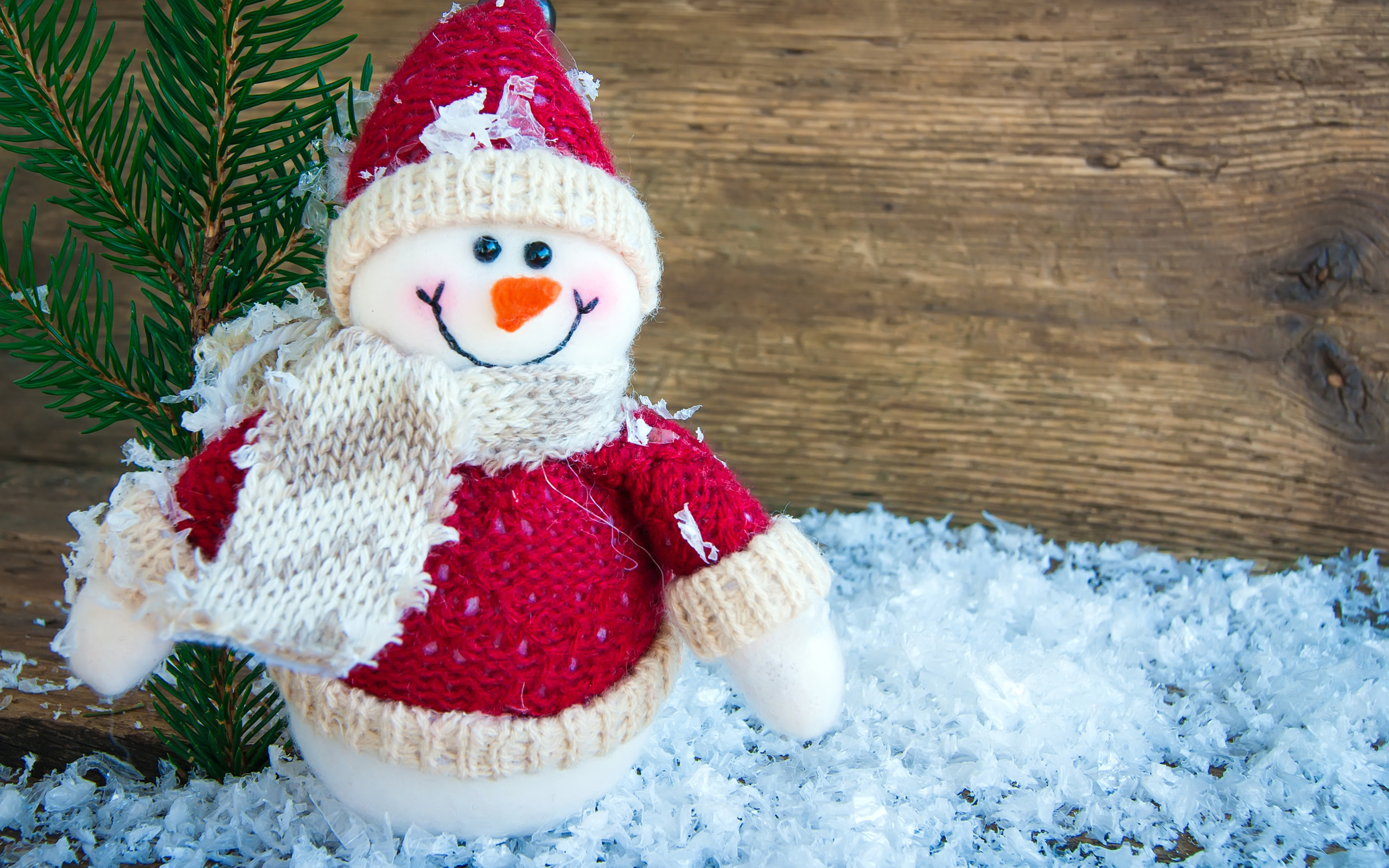 Снеговик на искусственном снегу с еловой веткой 