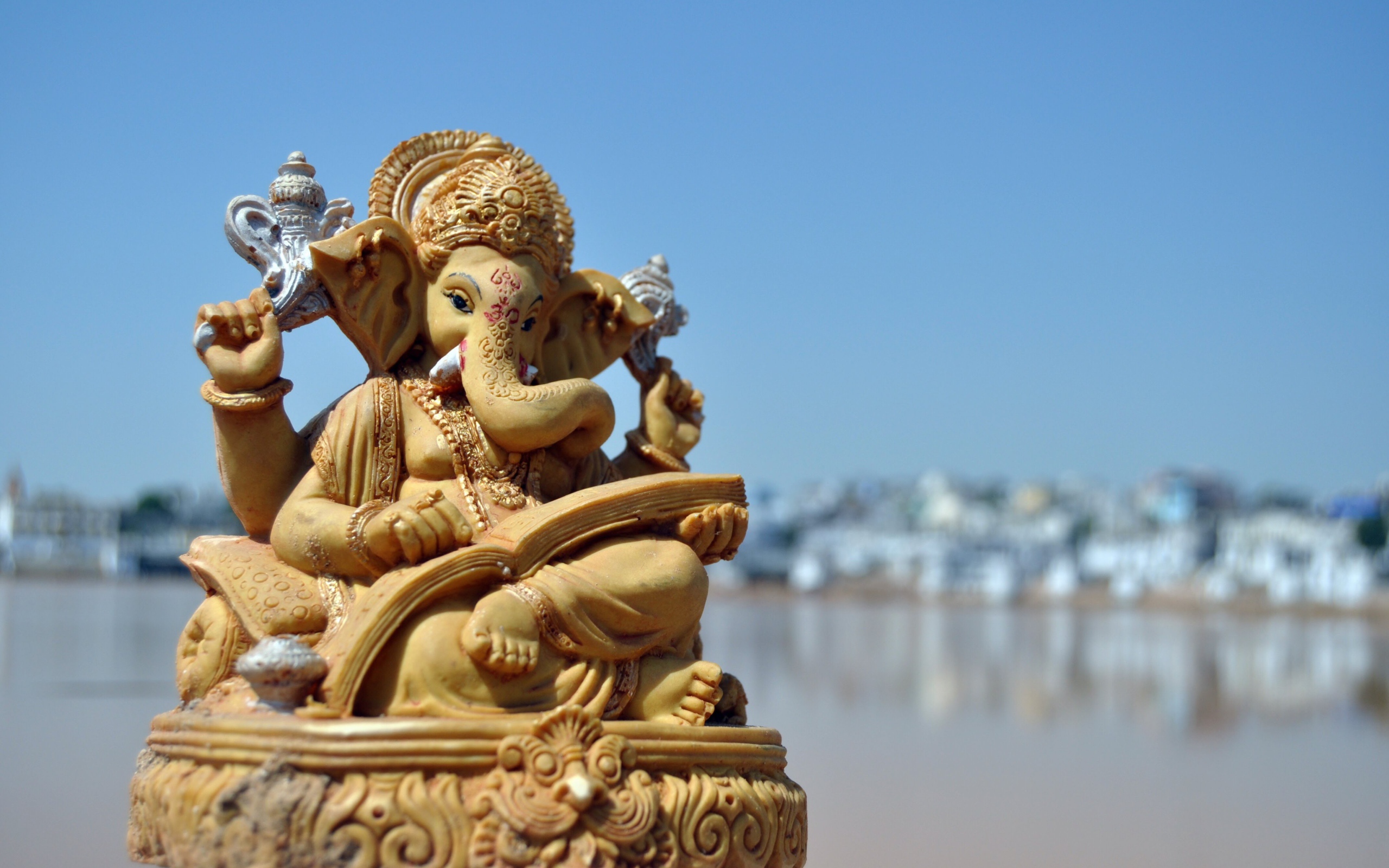 Статуя бога слона Ганеша под голубым небом