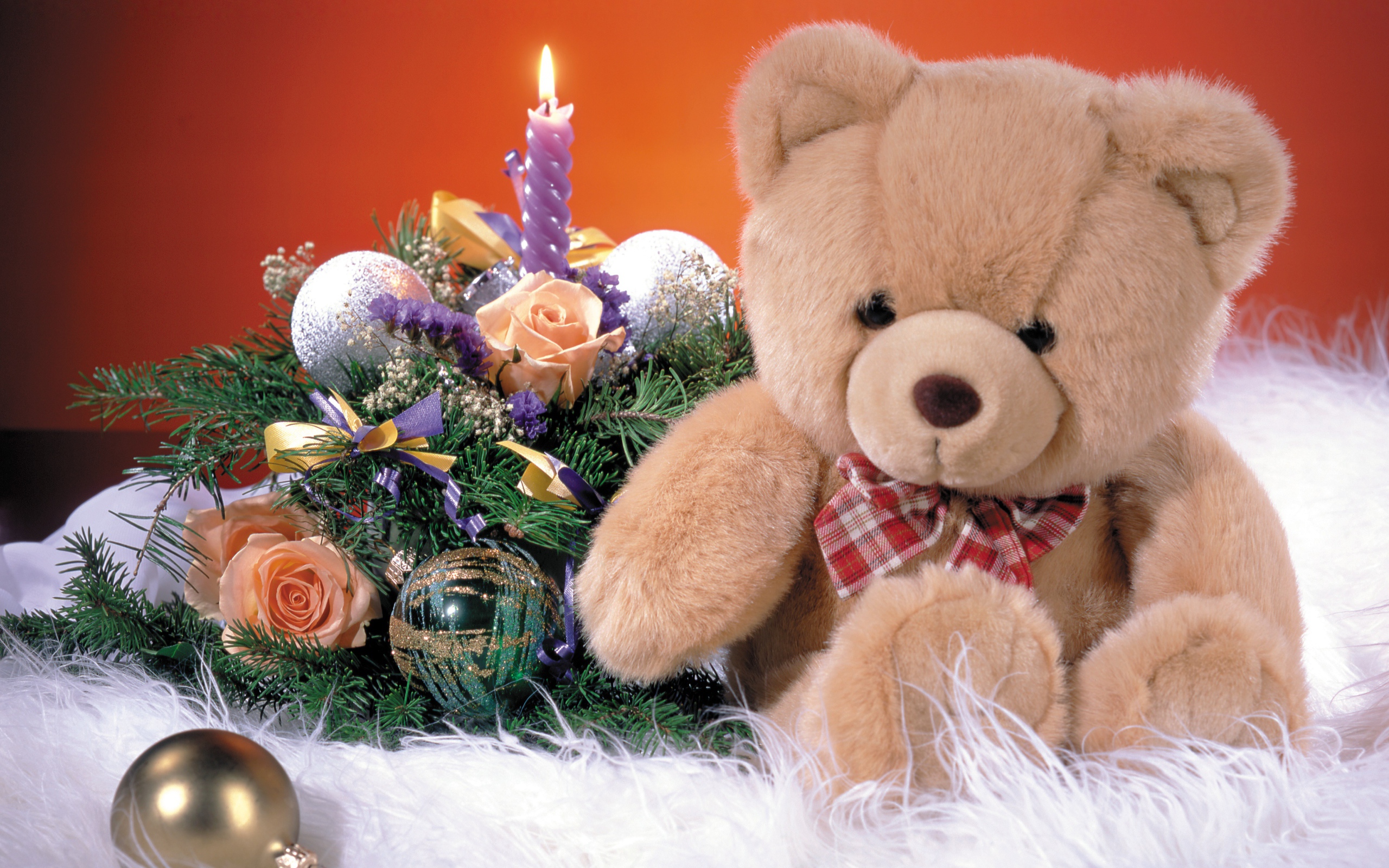 Плюшевый мишка с новогодними украшениями 