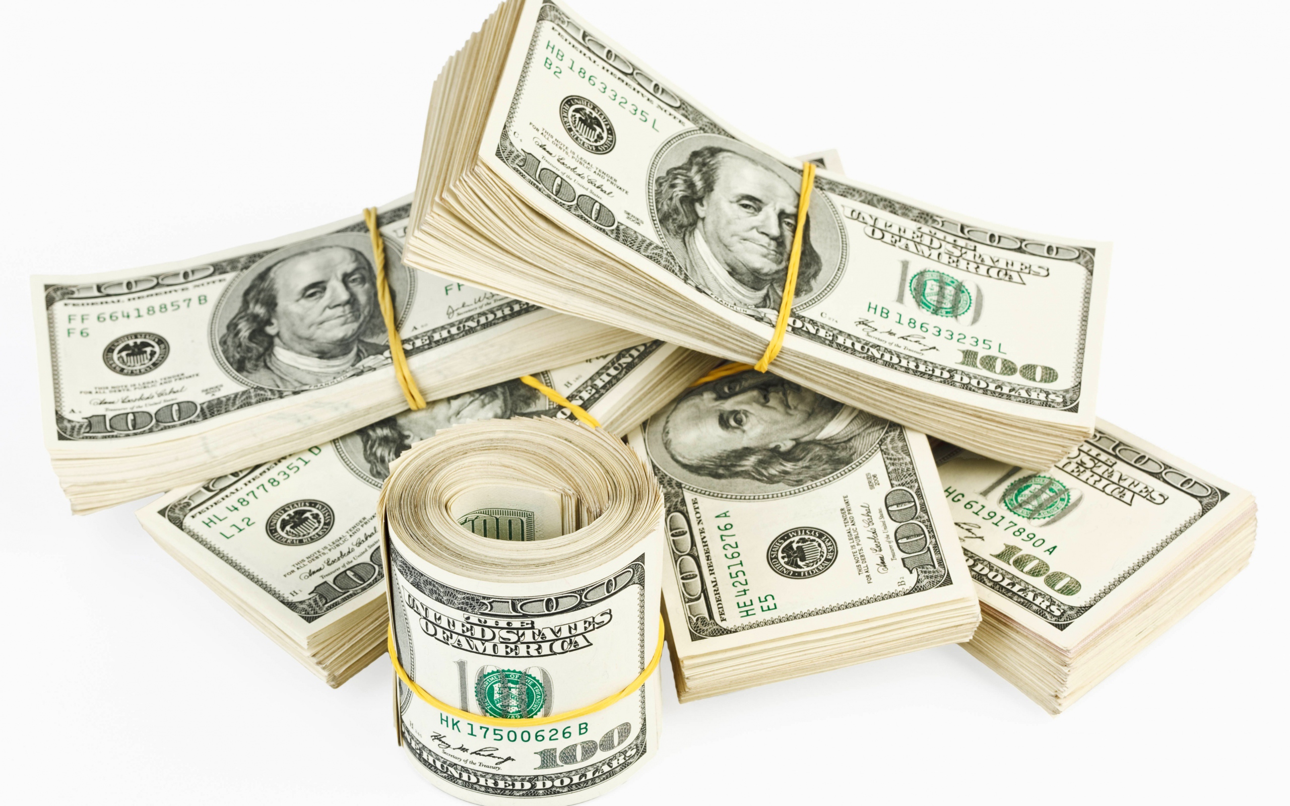 Пачки банкнот по сто долларов на белом фоне