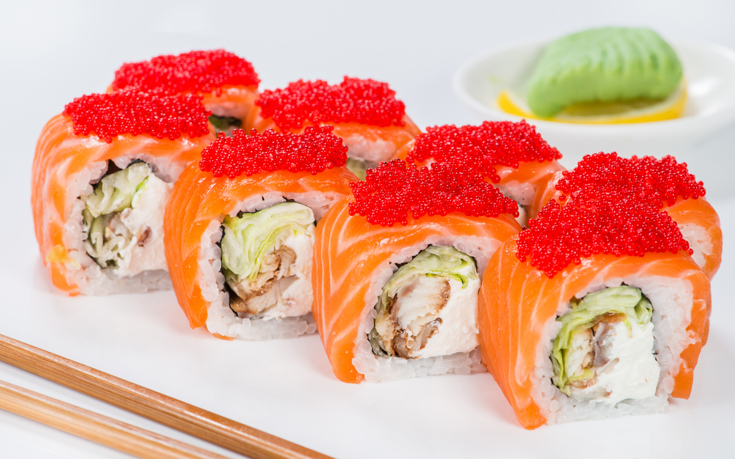 Аппетитные роллы с красной рыбой и красной икрой