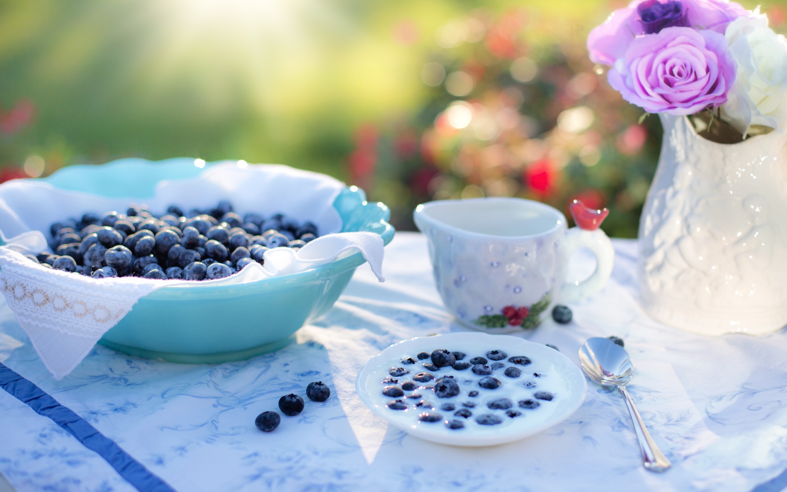 Черника с молоком на завтрак