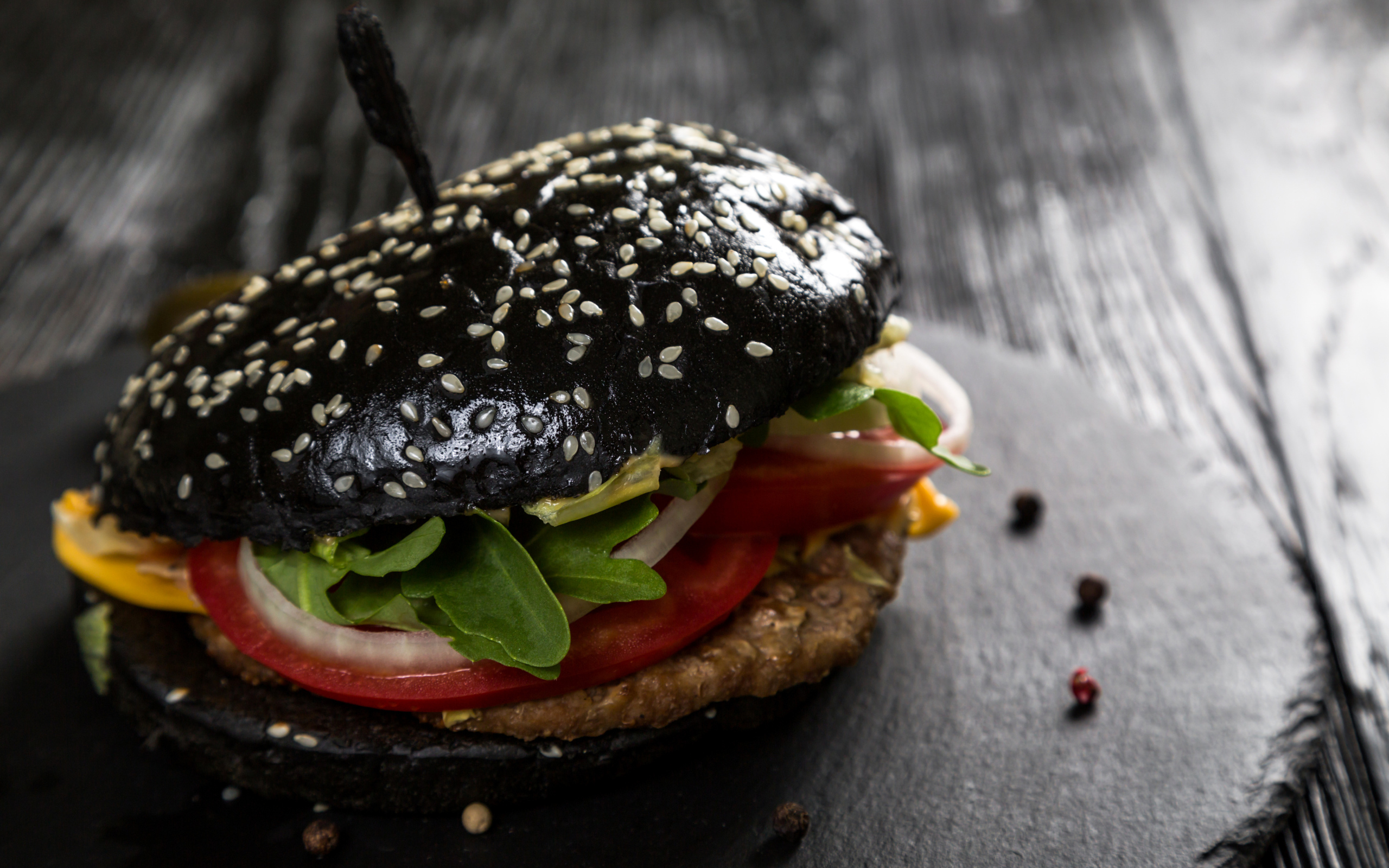 Черный гамбургер на столе